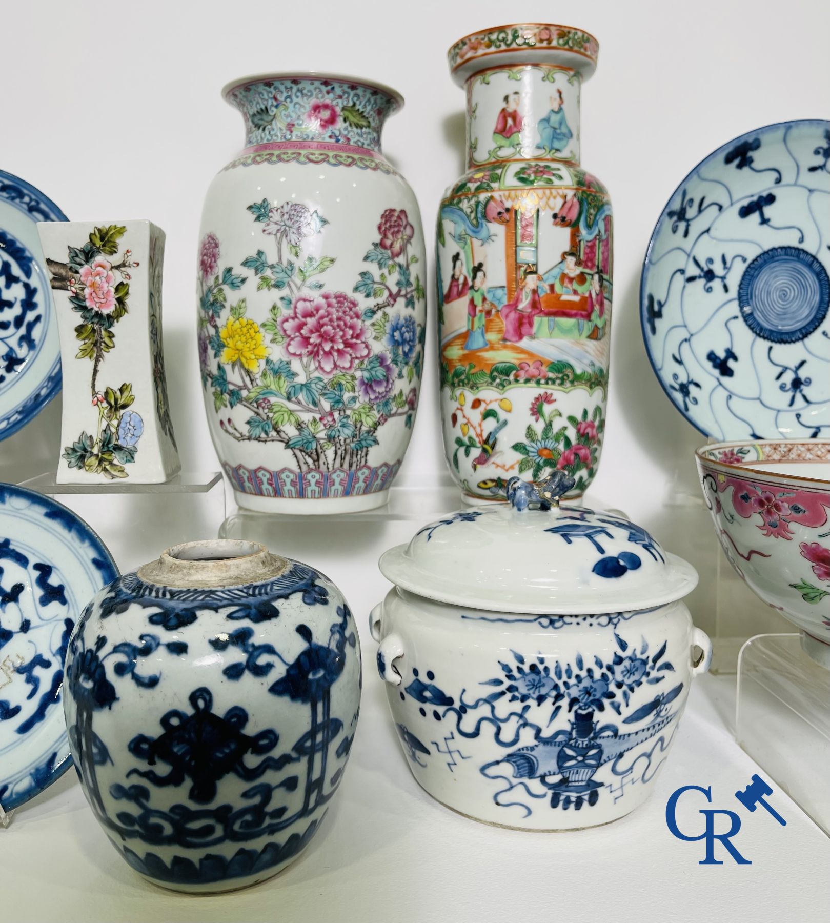 Asian Art: Beautiful lot of Chinese porcelain.