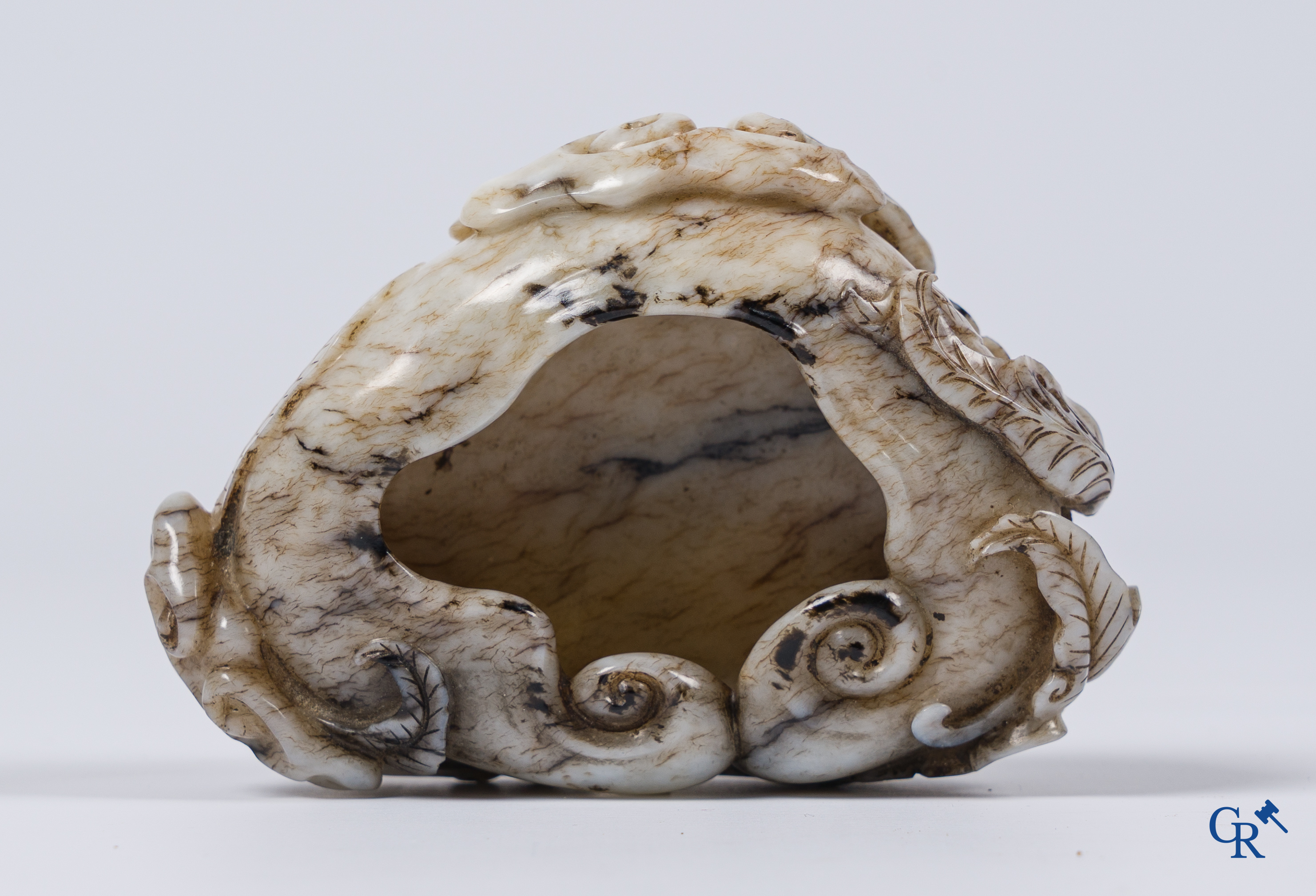 Aziatica. Een Chinese grijze en bruine jade penseelwasser of brush washer.