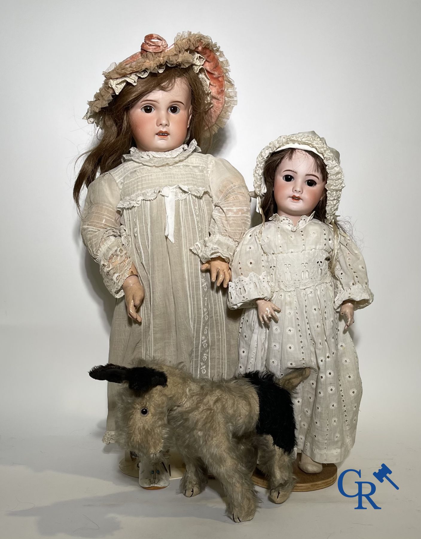 Jouets: poupées anciennes: 2 poupées tête porcelaine et un chien en peluche.<br />
