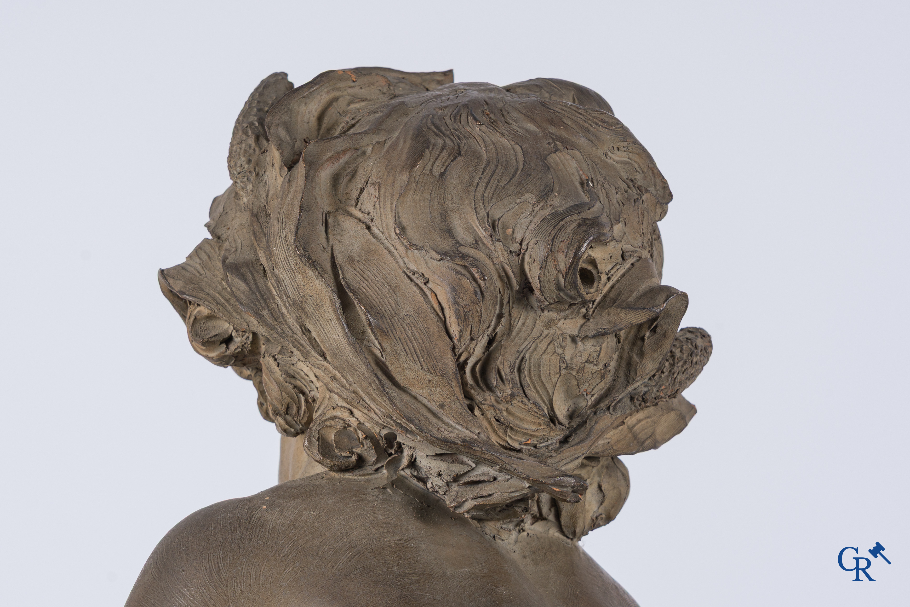 "La Source" Een grote terra cotta groep op een houten vergulde sokkel. LXVI-stijl. 19e eeuw.