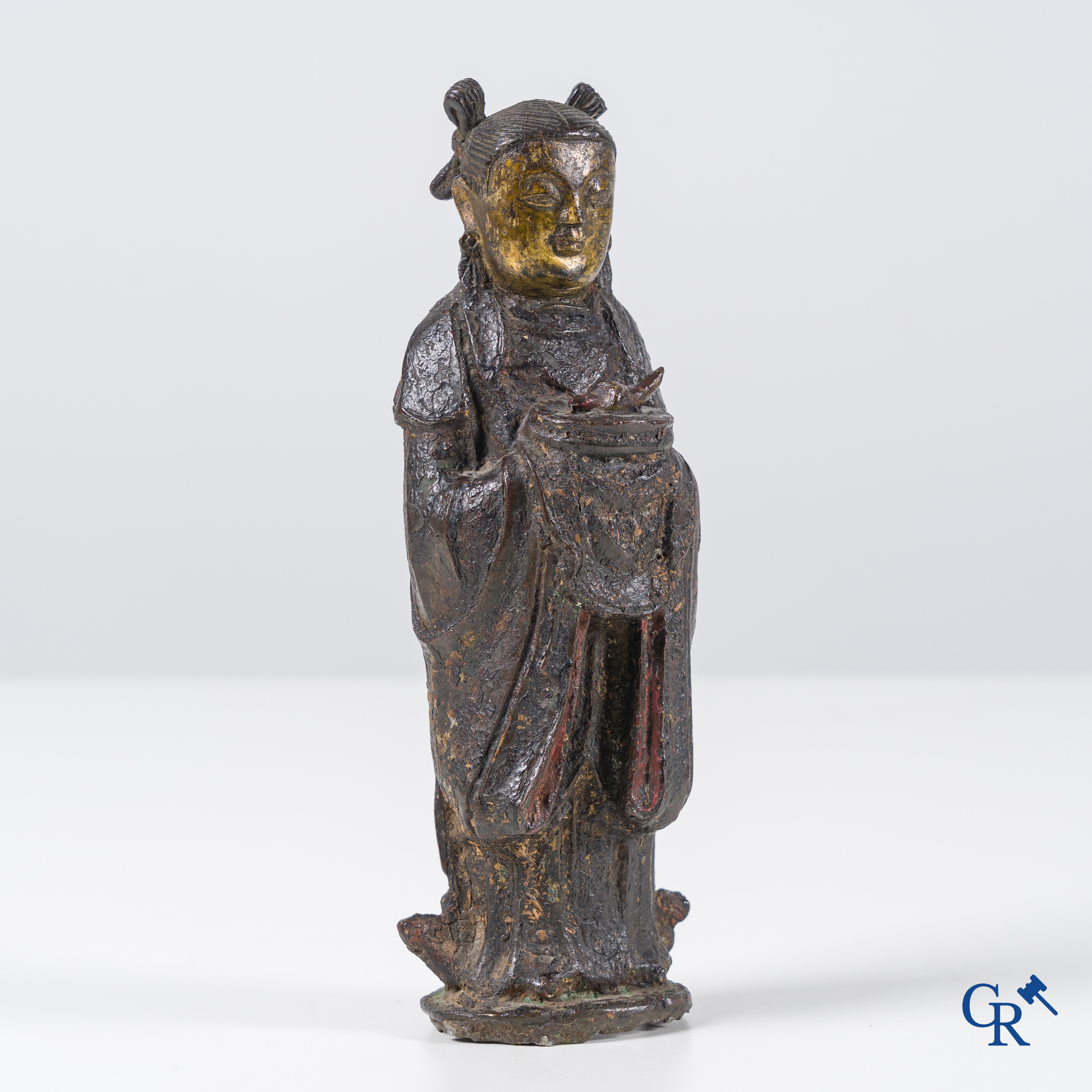 Art Asiatique, une figure chinoise en bronze laqué et doré d'une sauge, Ming.