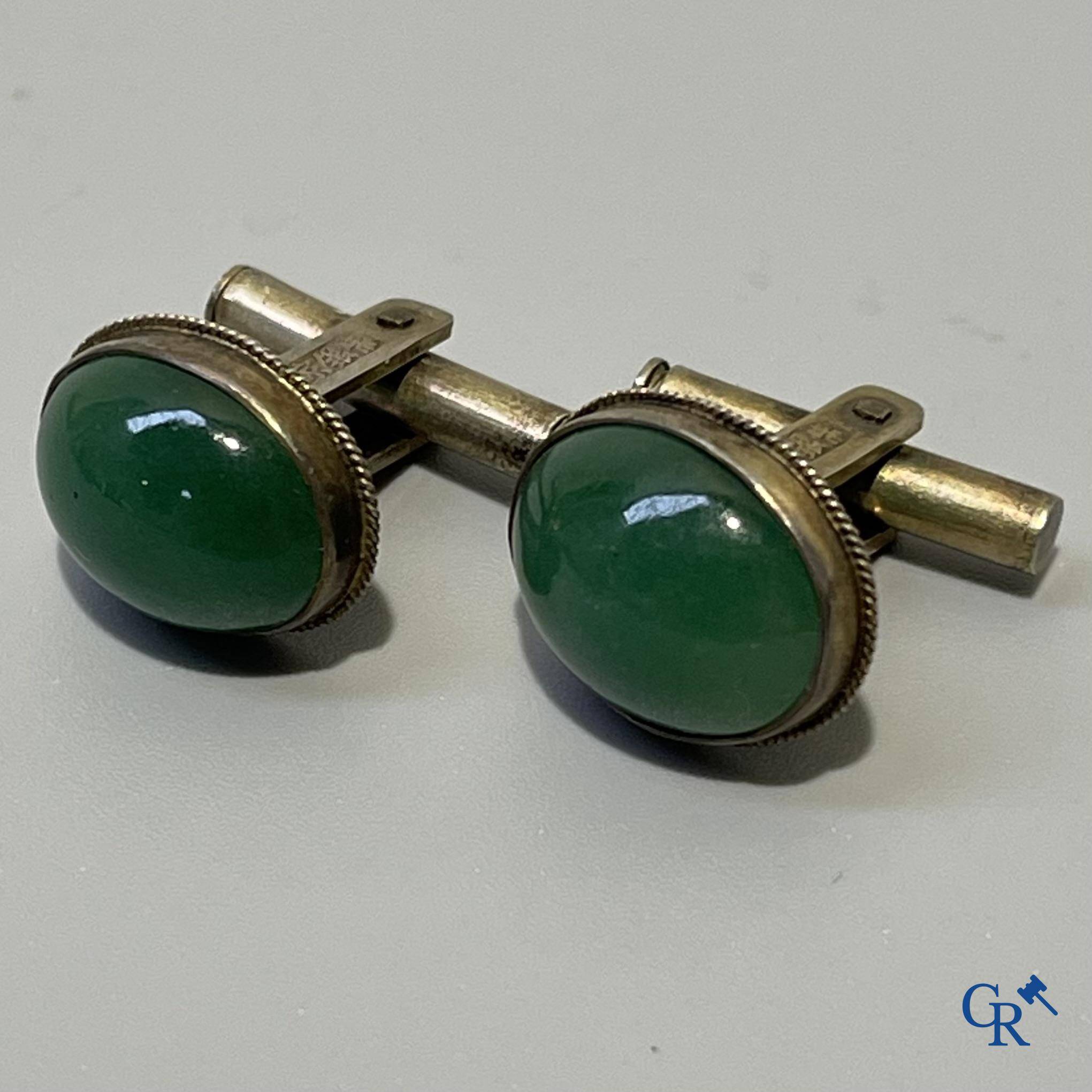 Juwelen, een paar Chinese manchetknopen in zilver en jade. Chinese keurmerken.