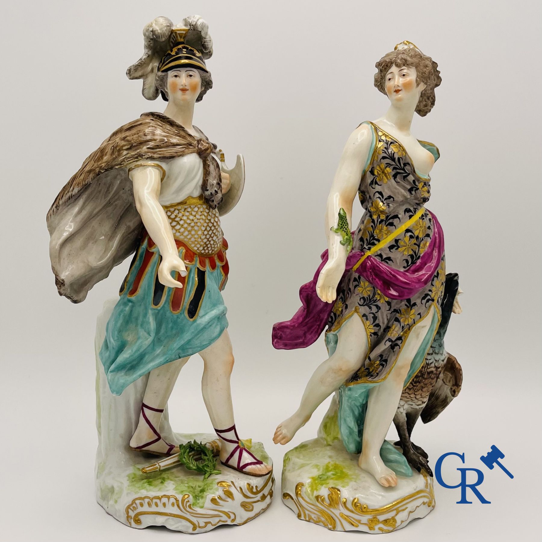 Une paire de figurines en porcelaine polychrome dans le gout de Meissen.