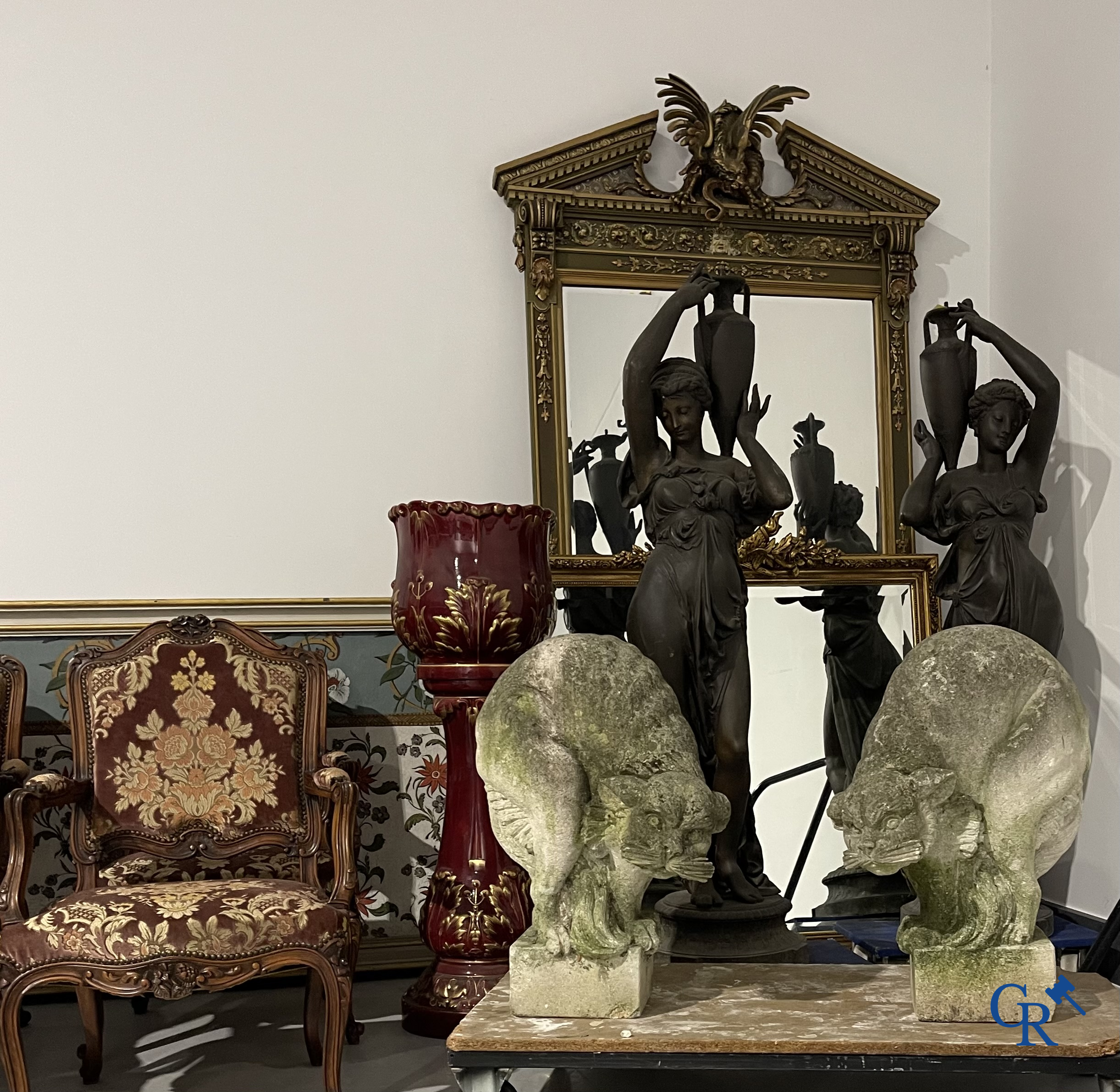 Uitzonderlijk paar grote ornamenten met voorstellingen van katten in handgesculpteerd kalksteen. Circa 1900.