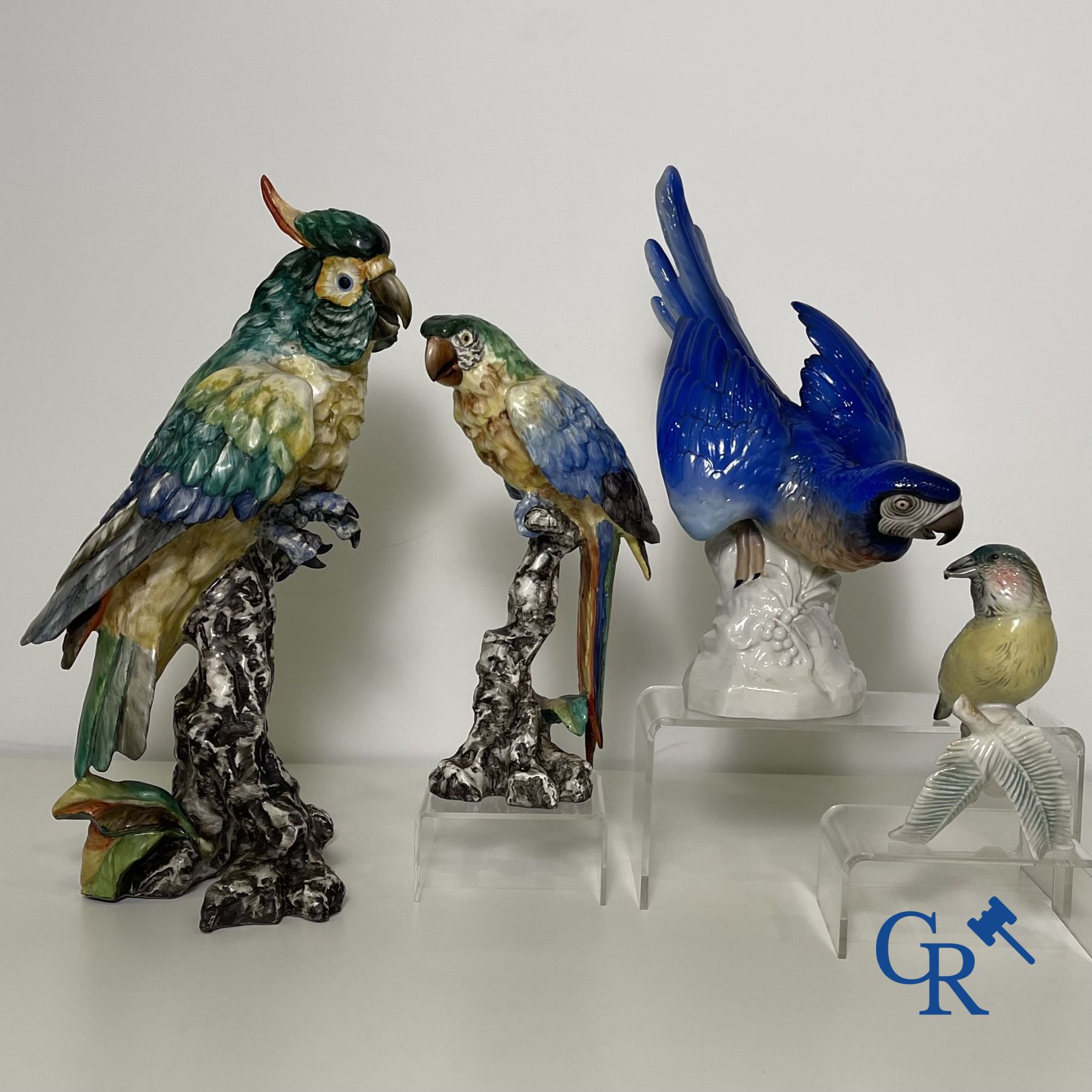 Un lot de 4 oiseaux en porcelaine allemande et faïence italienne.