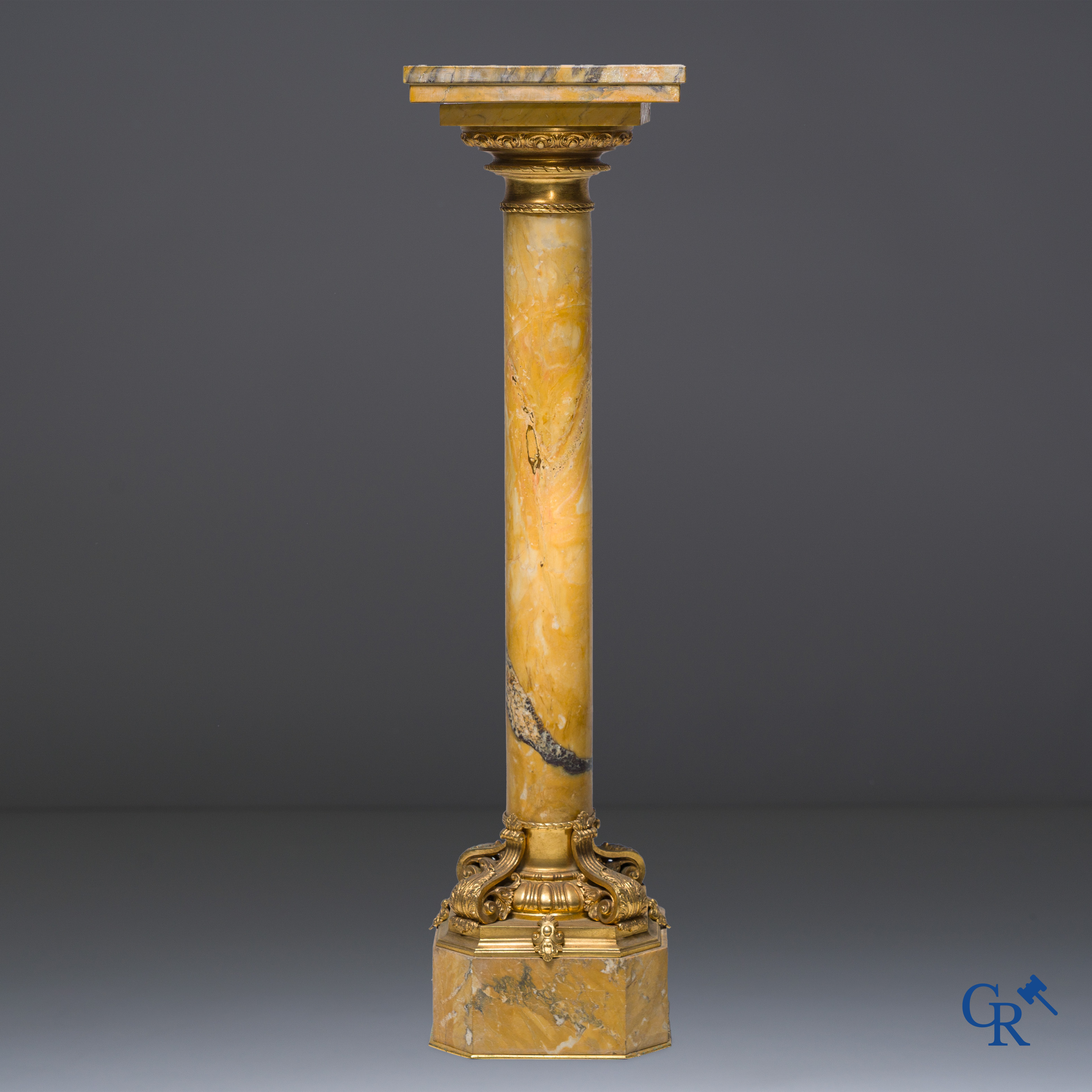 A pedestal in onyx and gilded bronze. Around 1920.