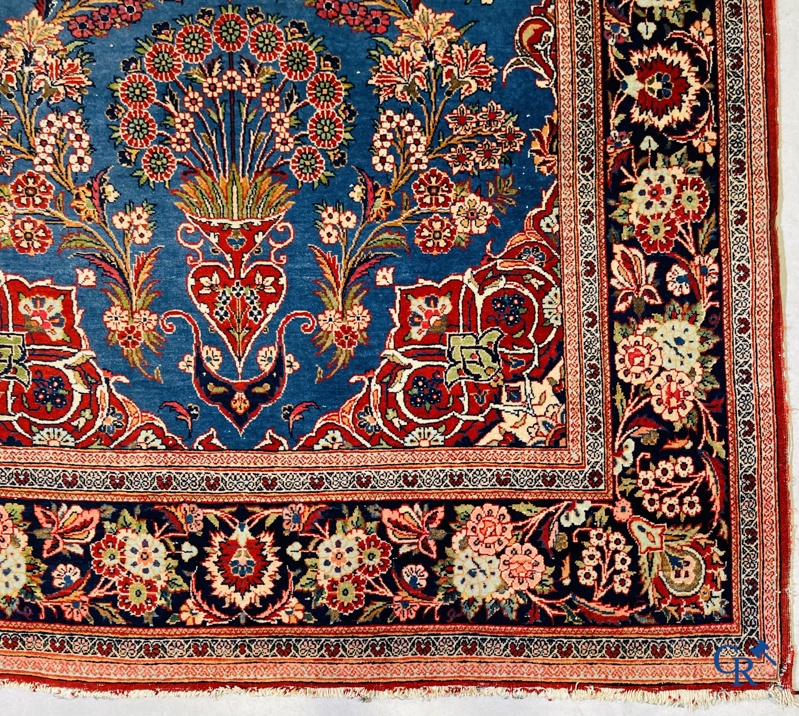 Tapis d'orient: Iran, tapis persan antique finement noué à la main avec des fleurs et des vases à fleurs.