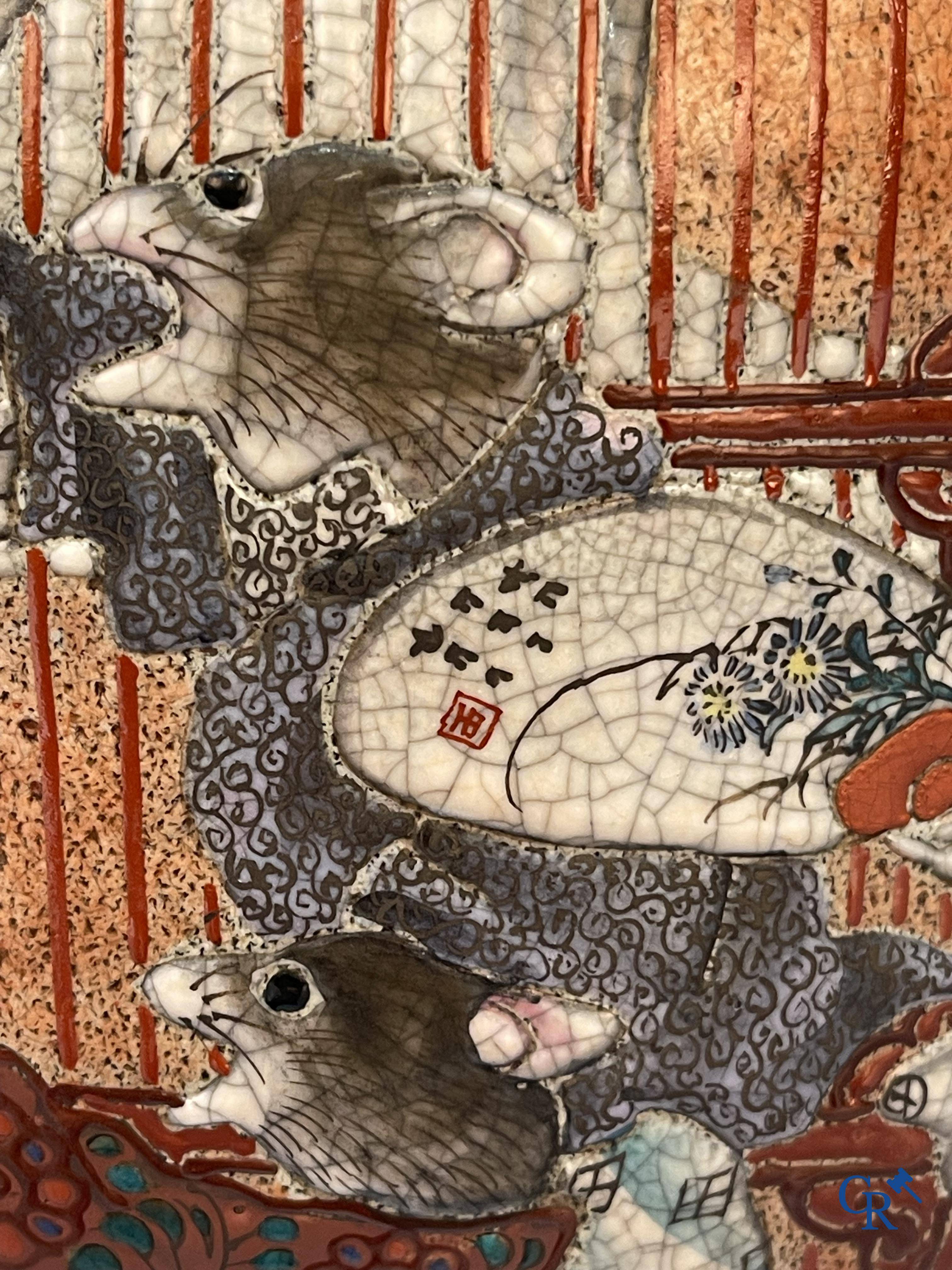 Aziatica, Japanese kunst, een amusante vaas in geëmailleerd aardewerk met een voorstelling van ratten en een kat.