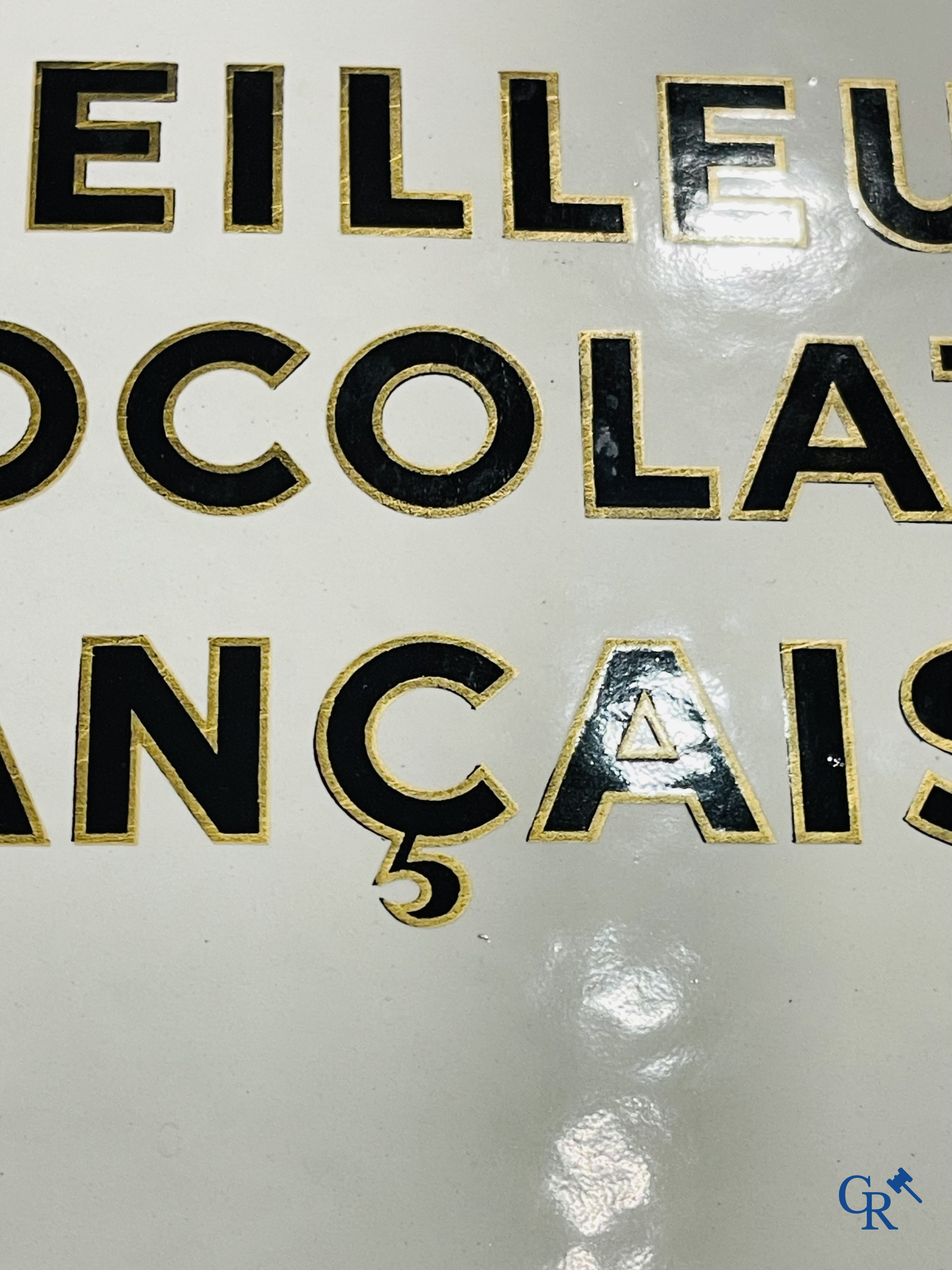 Chocolat Pupier, emaille reclamebord geïllustreerd met het personage ontworpen door Jean D'Ylen. Circa 1930.