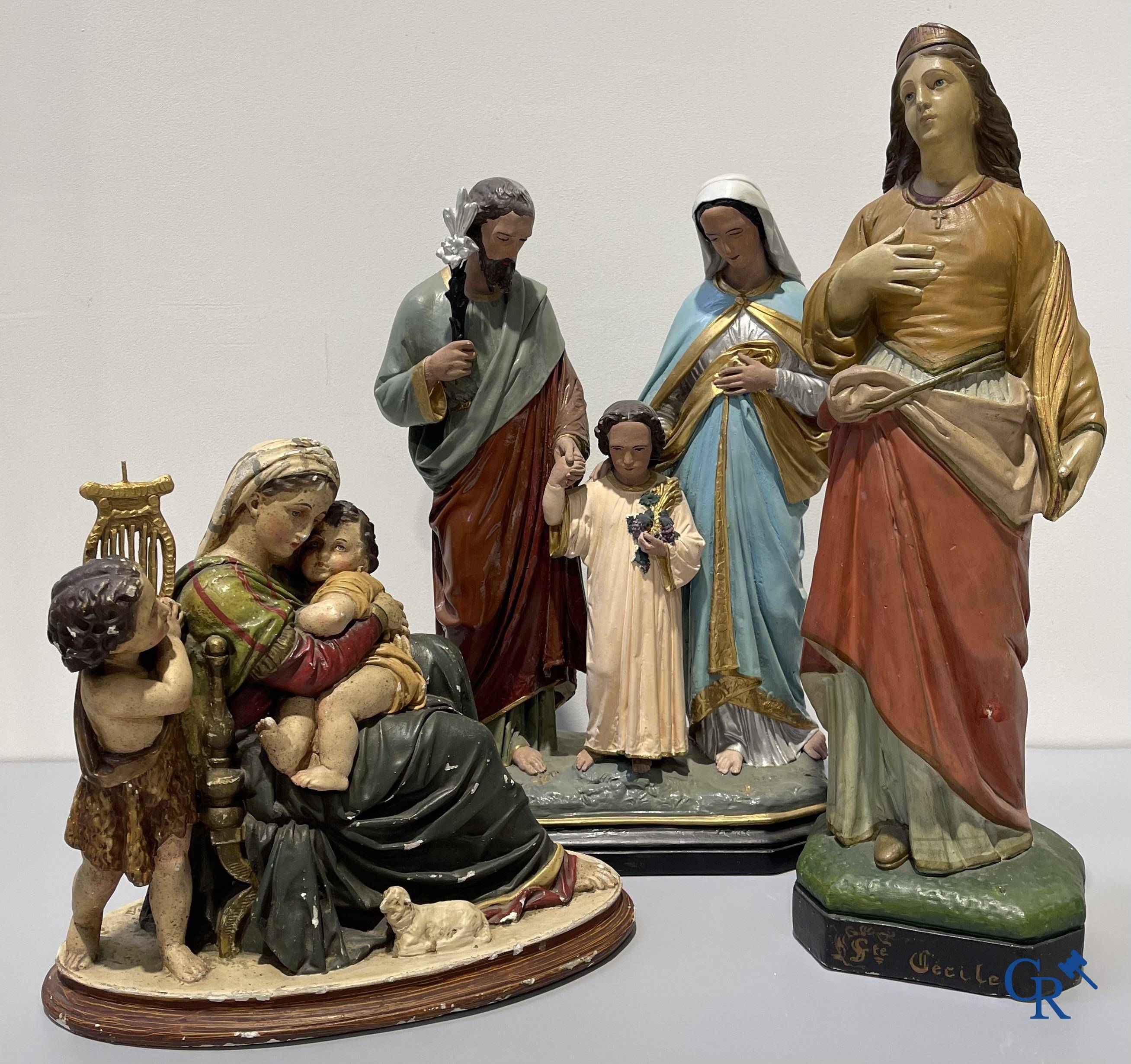 8 plaaster heiligbeelden waaronder Sint Elooi, Sint Edmond, Sint Cecile, Sint Antonius, Madonna della Seggiola, enz.