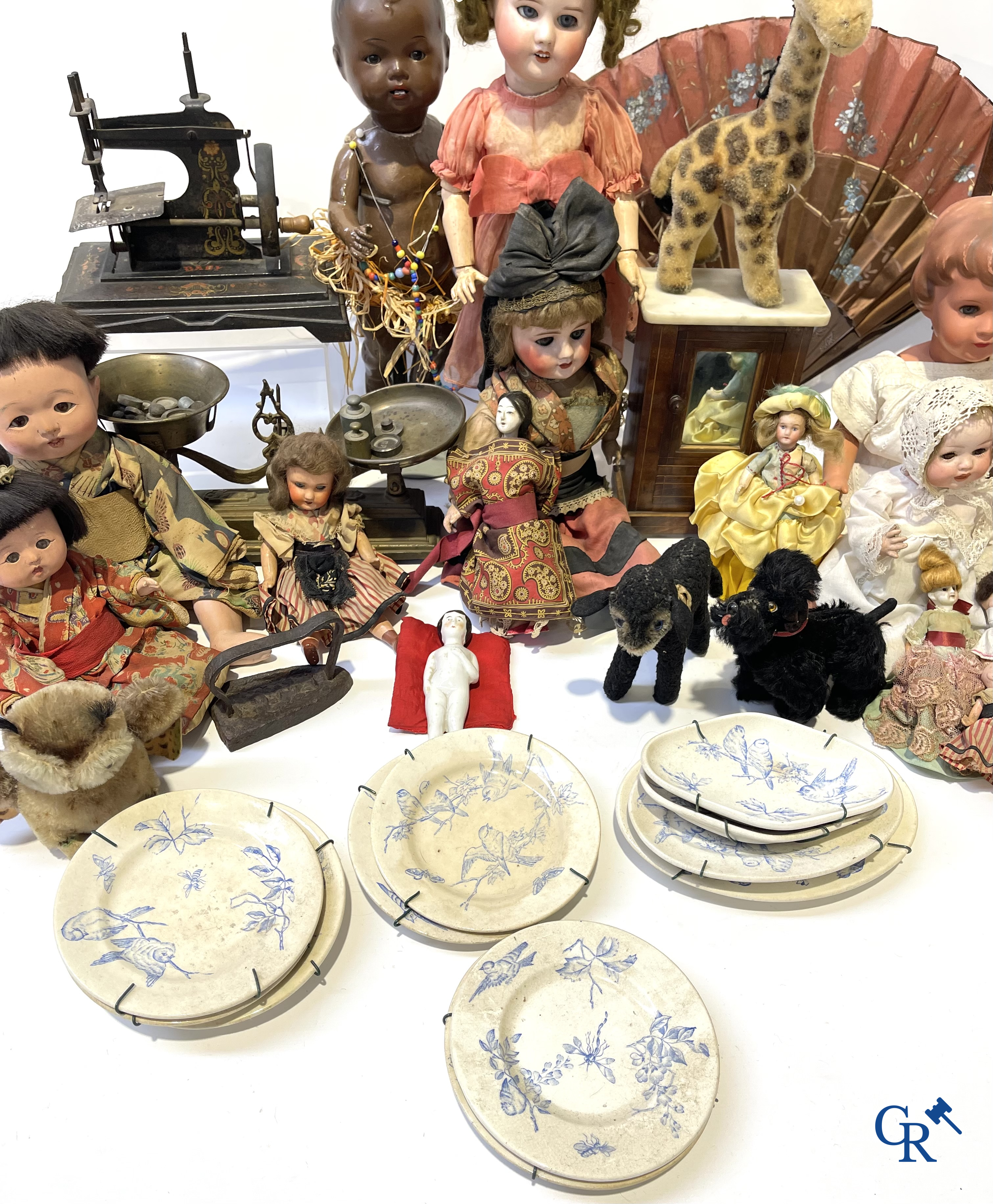 Vieux jouets, Grand lot avec différentes poupées anciennes et objets de collection.