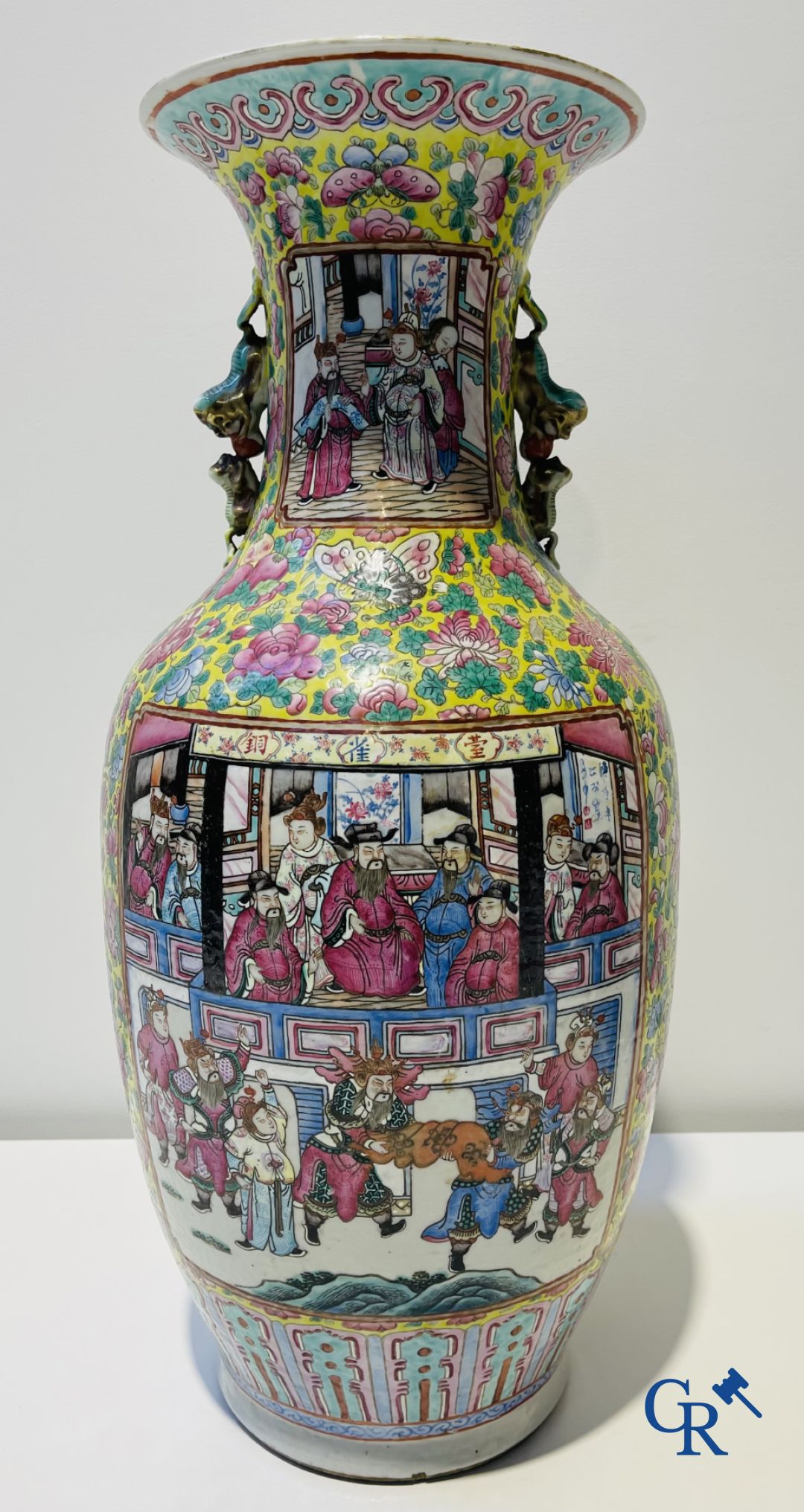 Art asiatique : Une paire de vases chinoise famille rose sur fond jaune avec des scènes de cour. XIXe siècle.