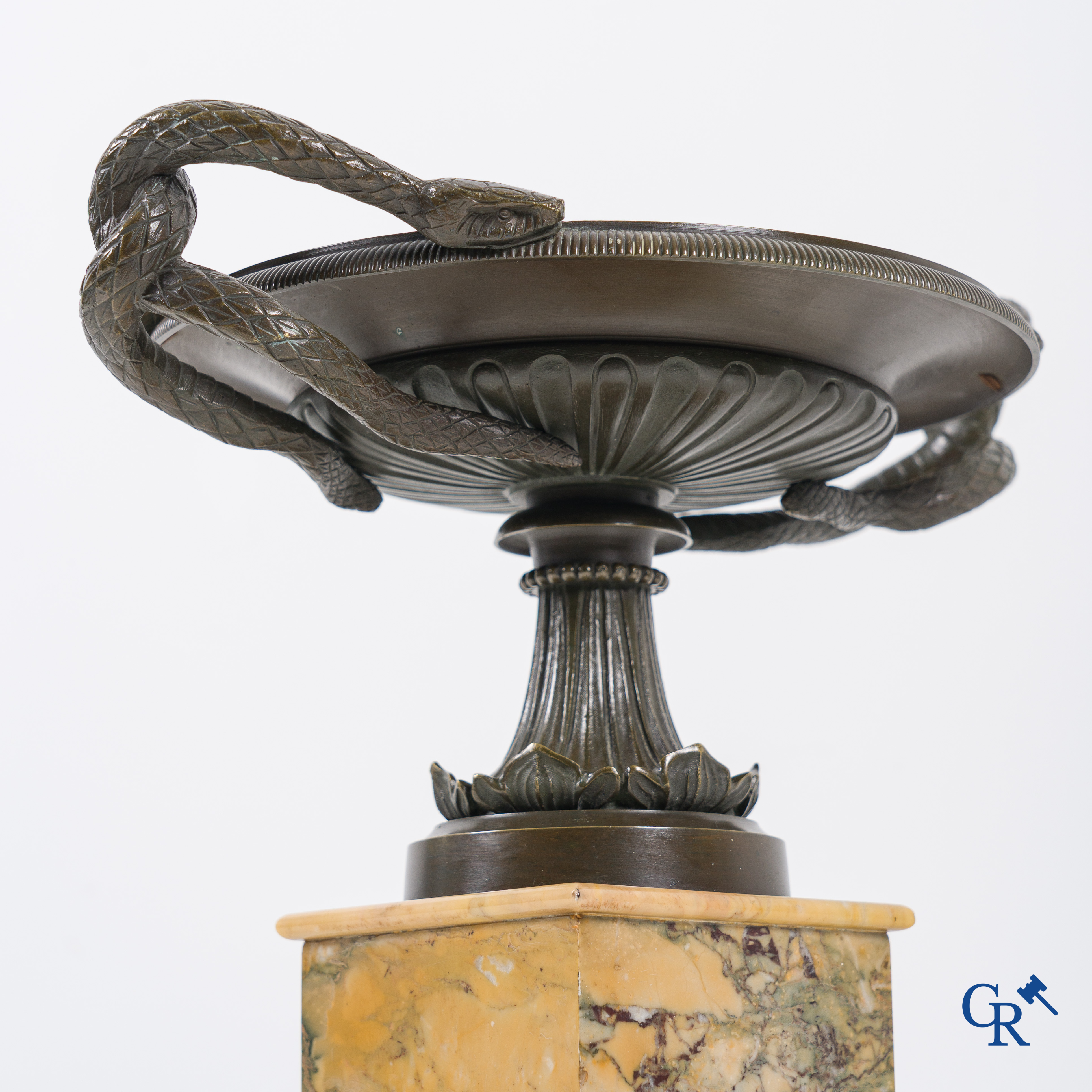 A finely crafted bronze tazza on a Giallo Siena marble pedestal. Empire style. Period 1860.