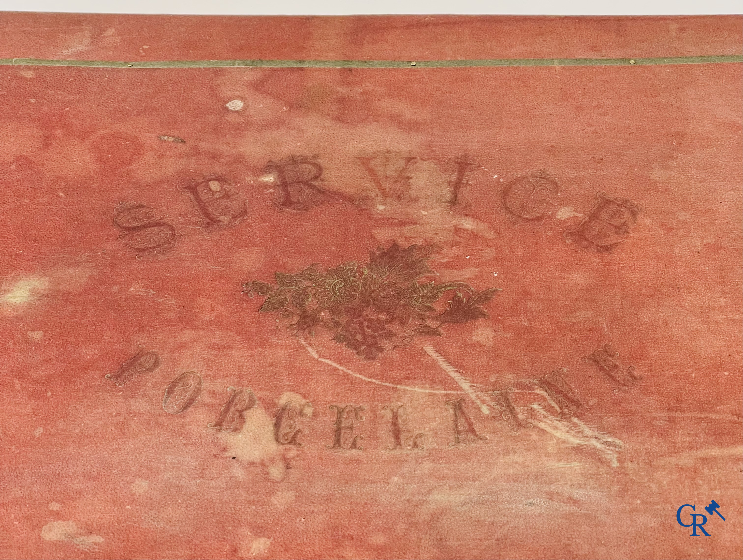 Oud speelgoed, Uitzonderlijk porseleinen poppenservies in originele koffer. Maison Bail, 210, Rue de Rivoli Paris.