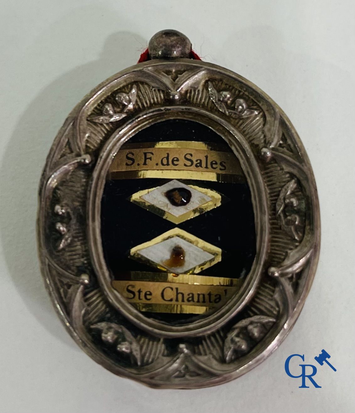 Grand nombre d'objets religieux, tableau-reliquaire, Agnus-Dei, diverses thèques, reliques, etc. XVIIIe-XIXe siècle.