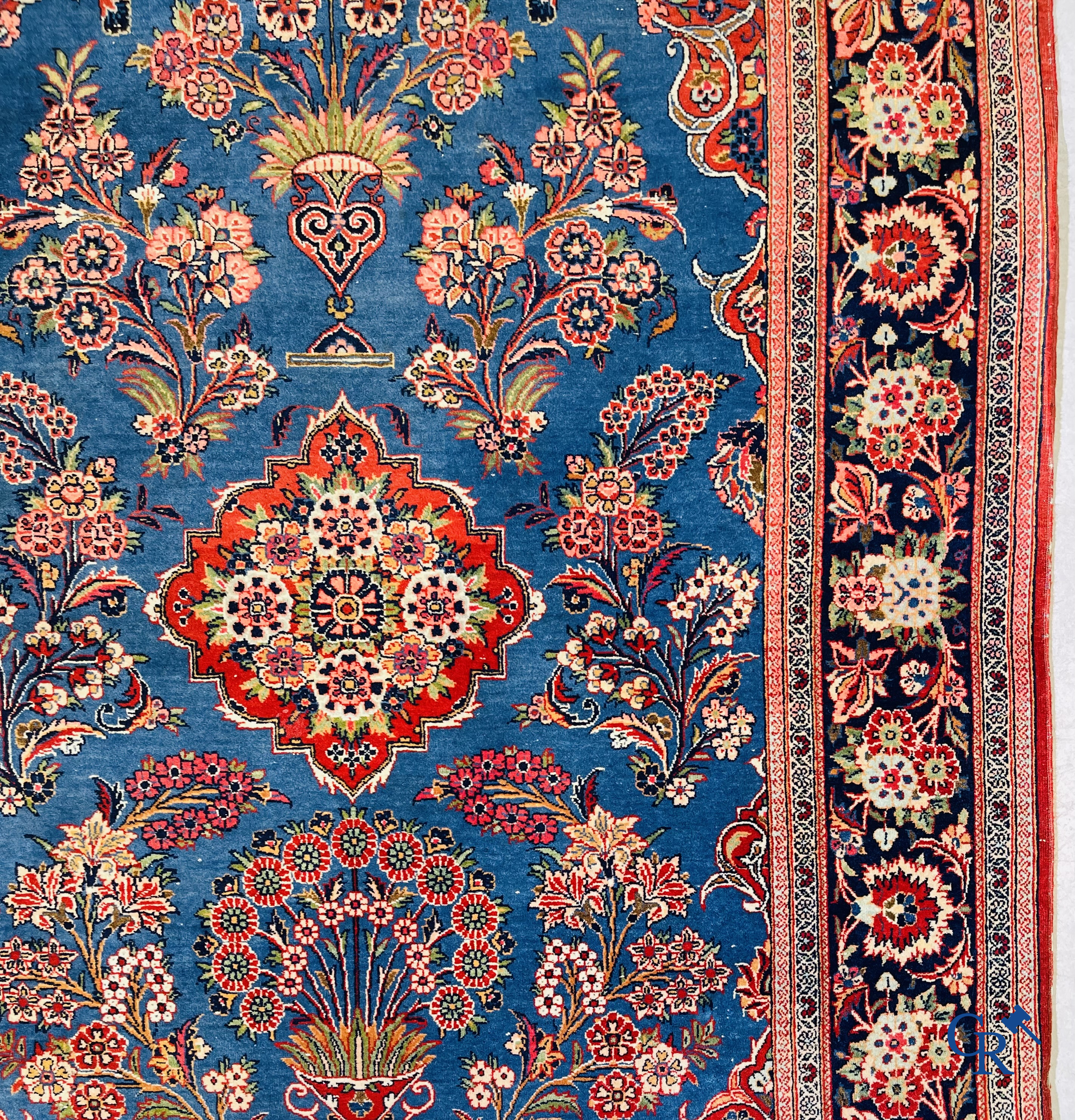 Tapis d'orient: Iran, tapis persan antique finement noué à la main avec des fleurs et des vases à fleurs.