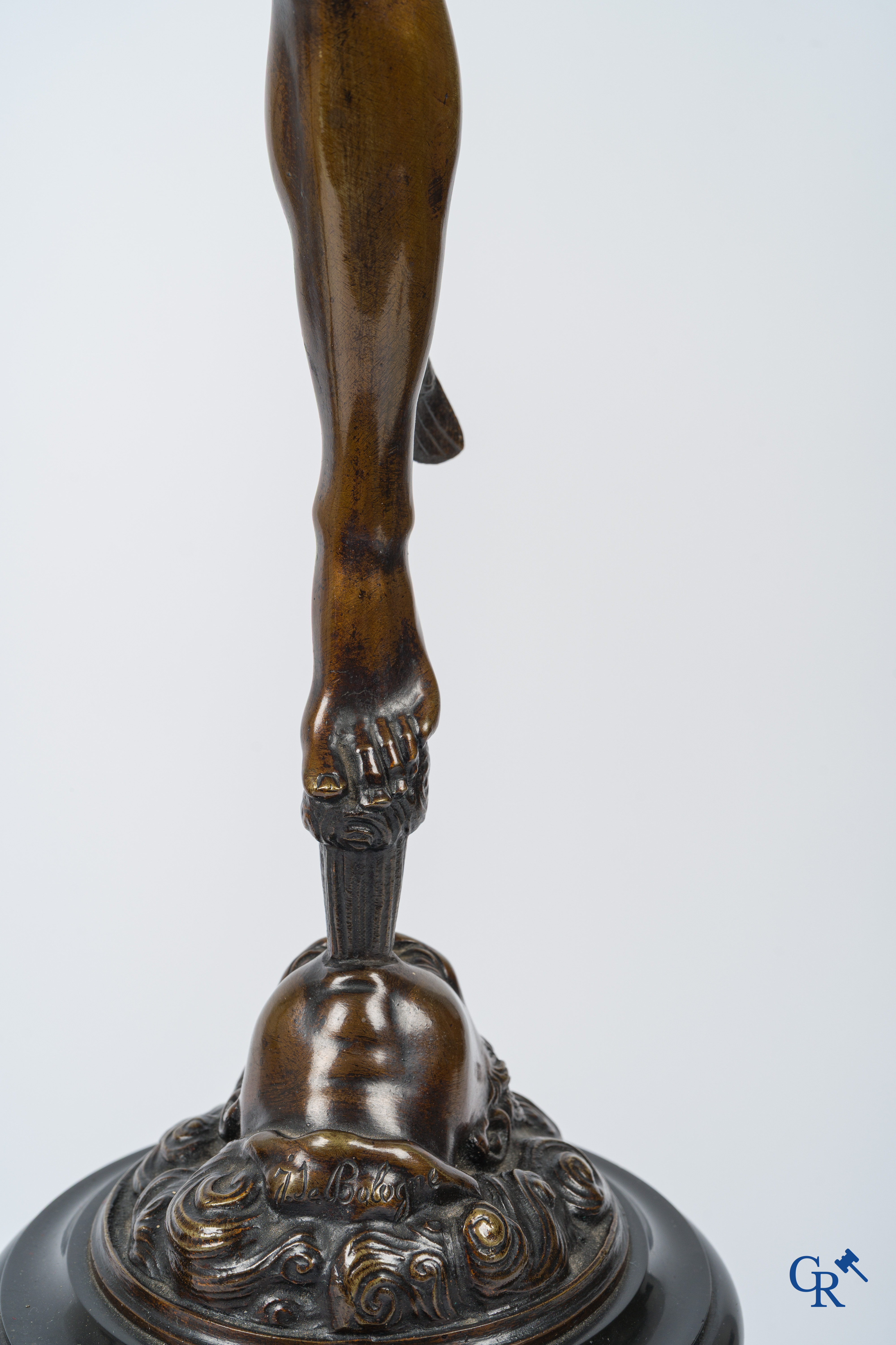 Paire d'importantes statues à l'antique en bronze d'après un modèle de Jean De Bologne.