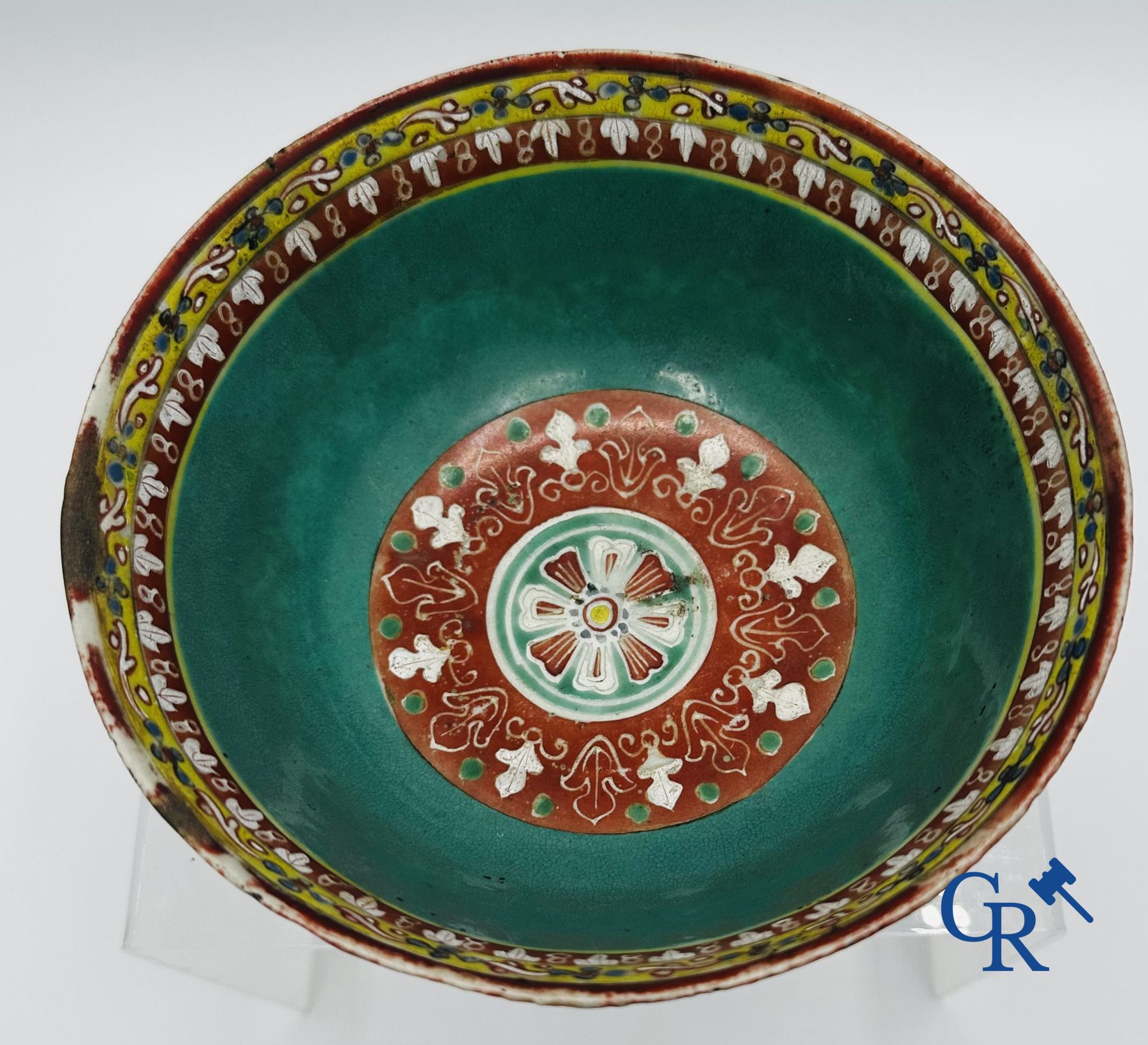 A Chinese bowl in Bencharong porcelain. 19th century.