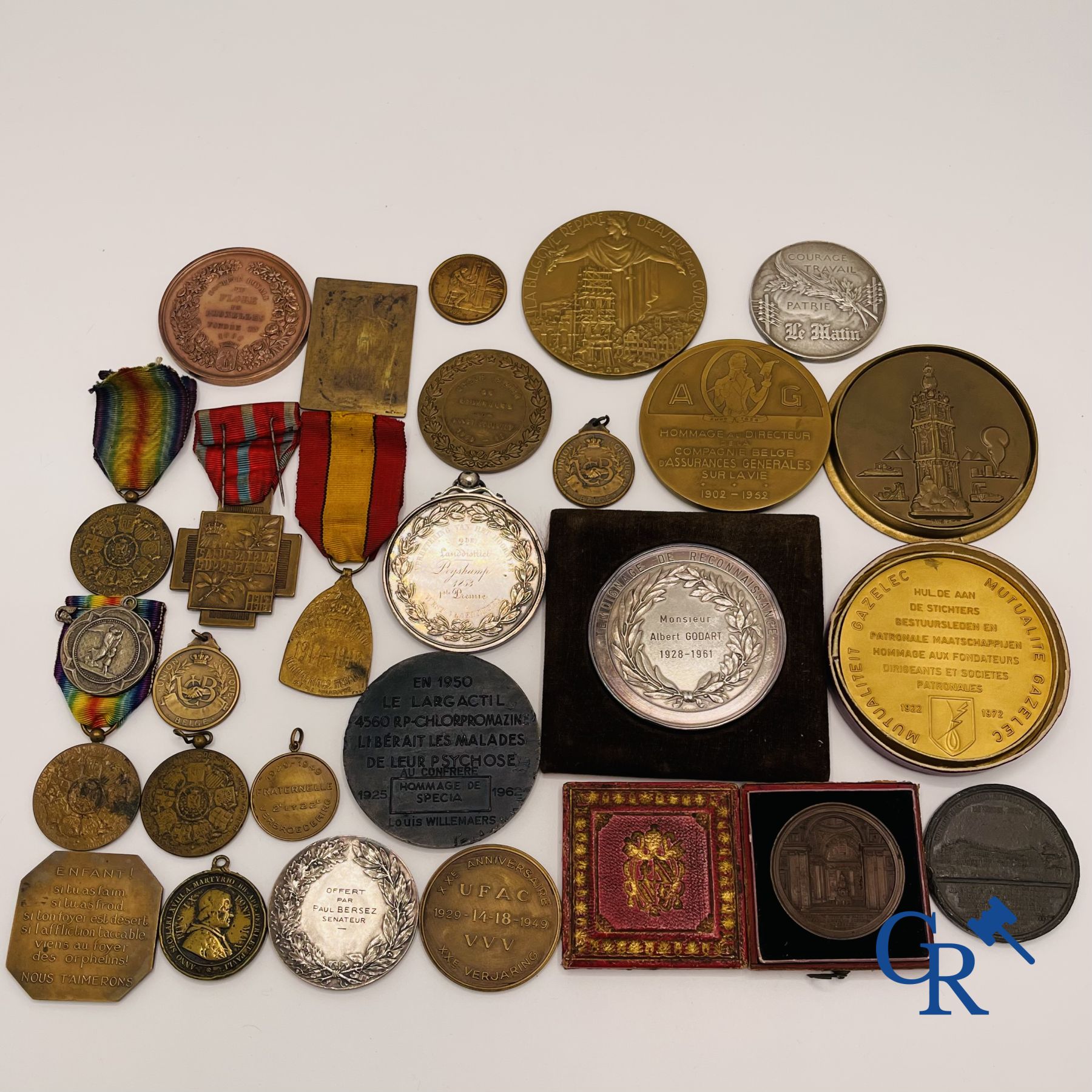 Commemorative Medals: Large lot of different medals and decorations.