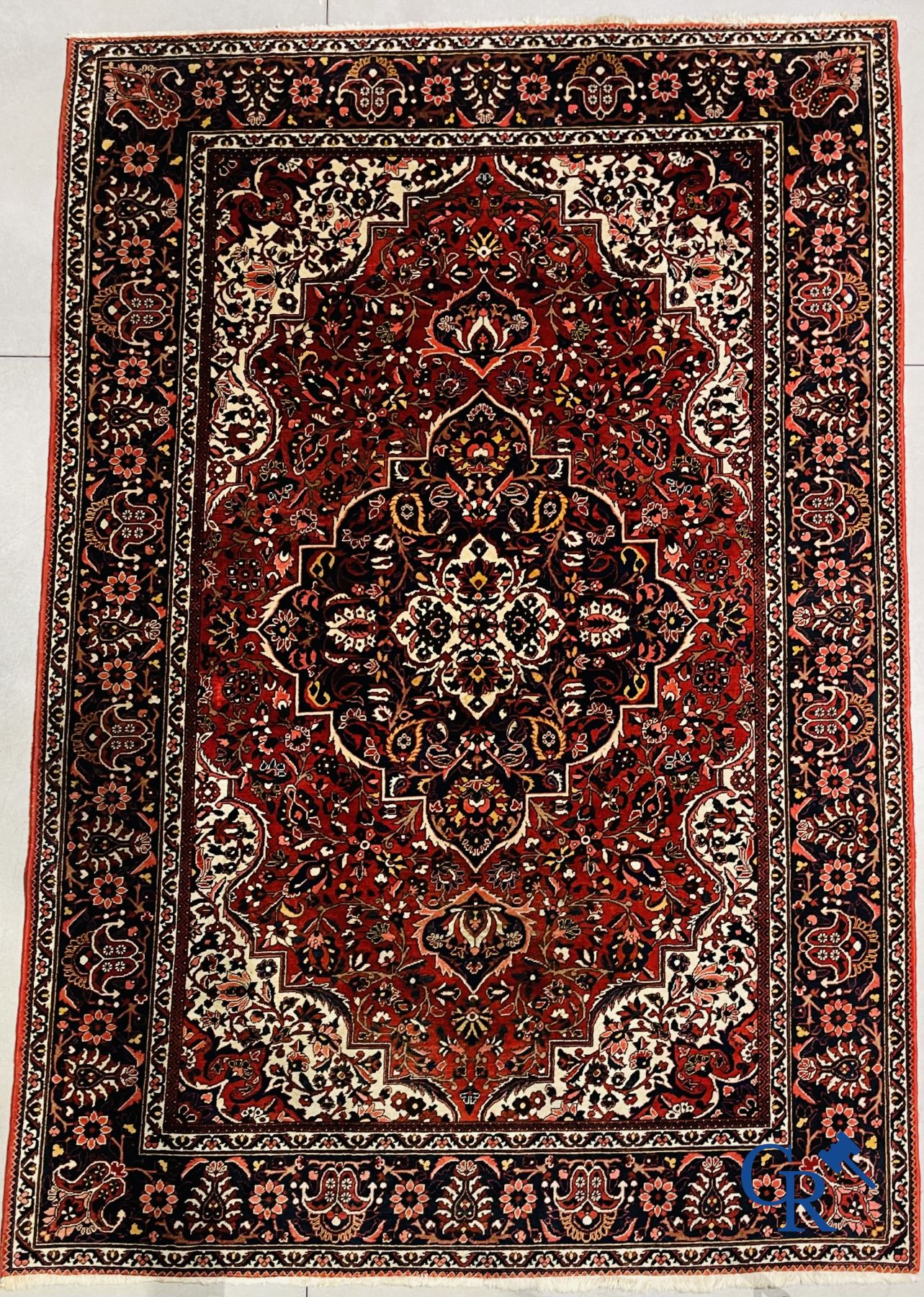 Tapis: Iran. Grand tapis persan noué à la main avec un décor floral.