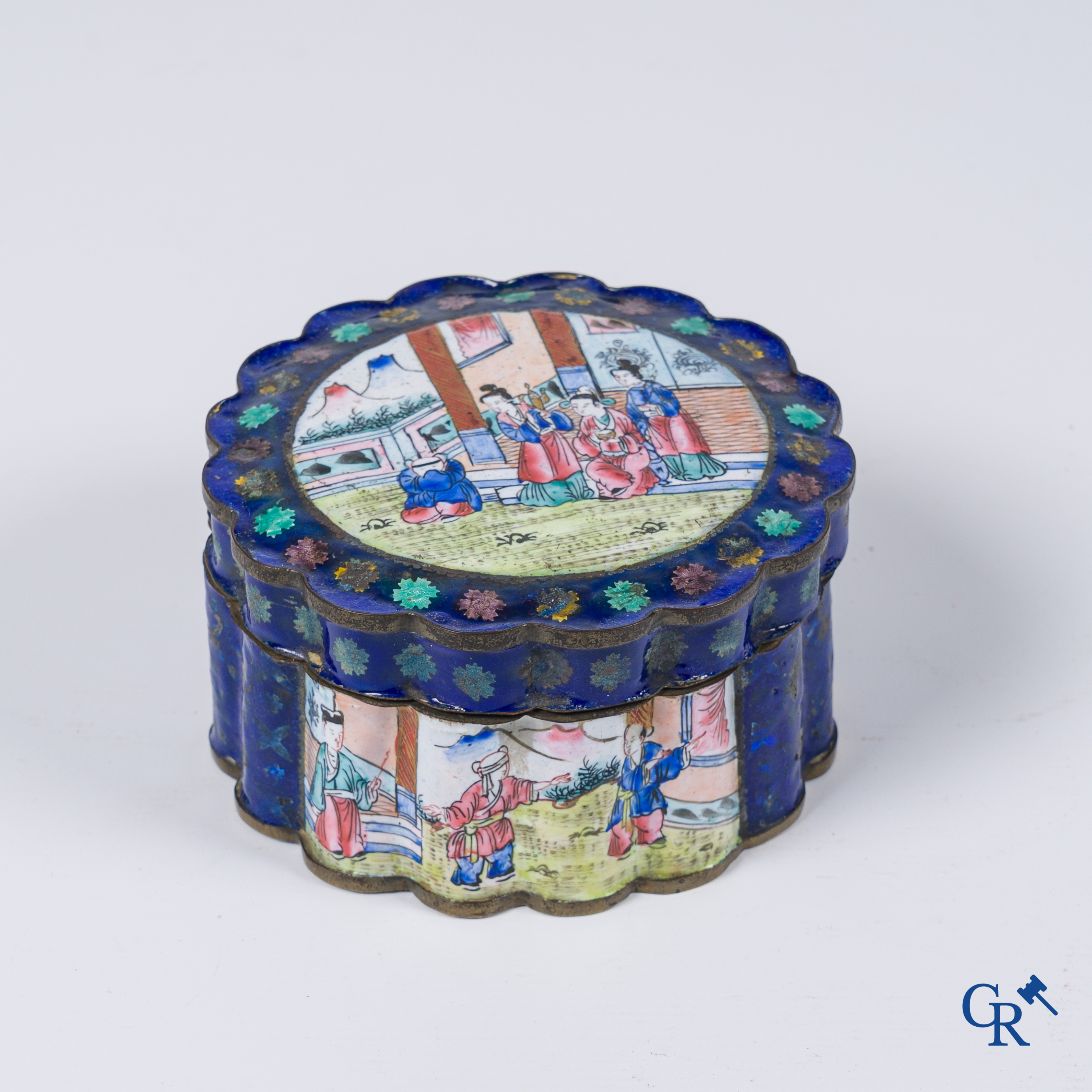 Aziatica. Een Cantonese geëmailleerde dekseldoos met blauwe achtergrond. 19e eeuw.