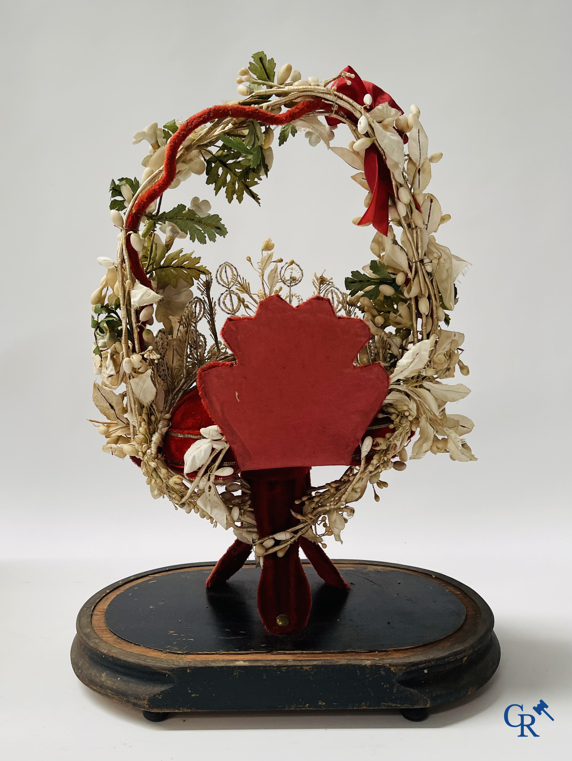 2 globes de mariée en verre, l'un avec des fleurs en biscuit, l'autre avec des miroirs, daté 1908.