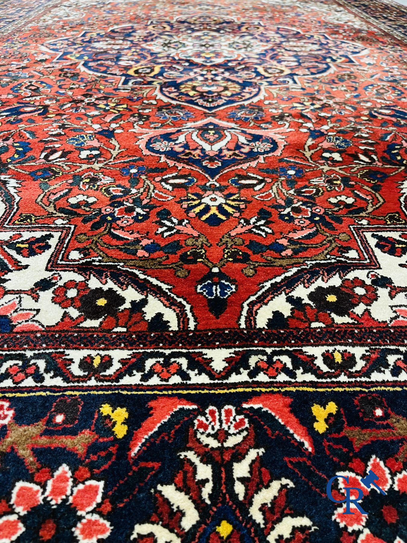 Tapis: Iran. Grand tapis persan noué à la main avec un décor floral.