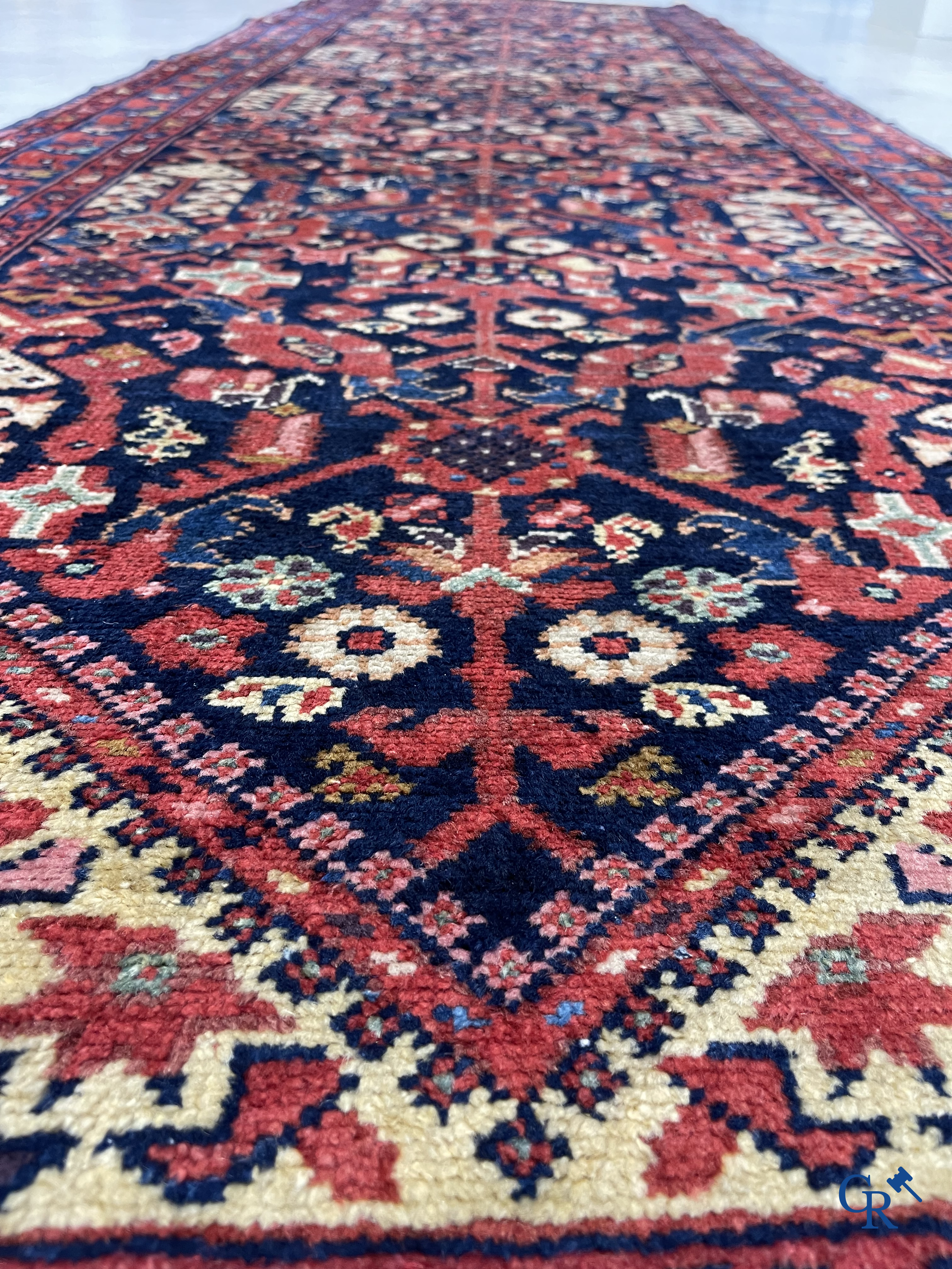 Tapis orientaux: Tapis oriental antique noué à la main.