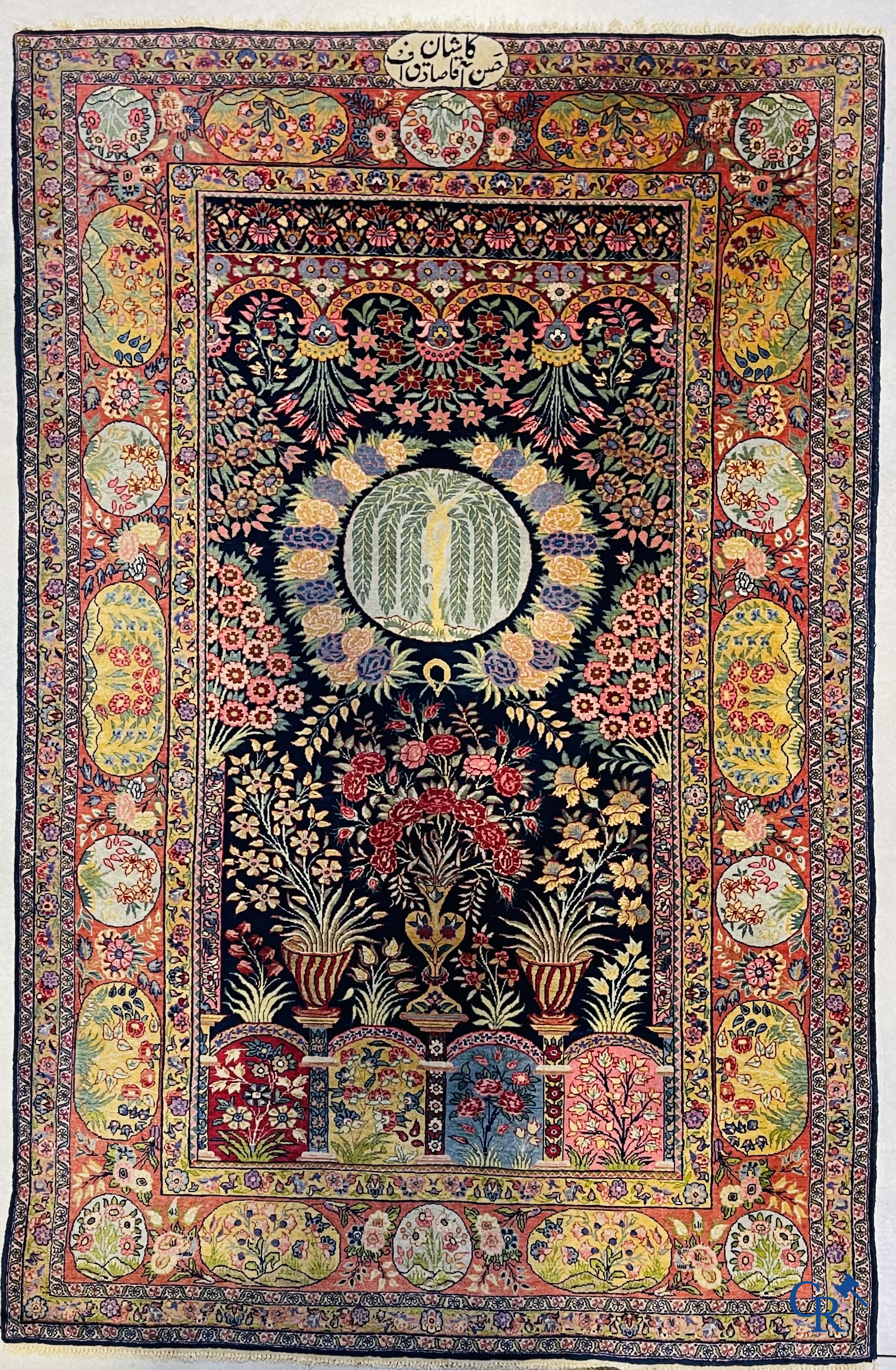 Tapis orientaux: Un tapis oriental finement noué avec un décor floral. Signé.