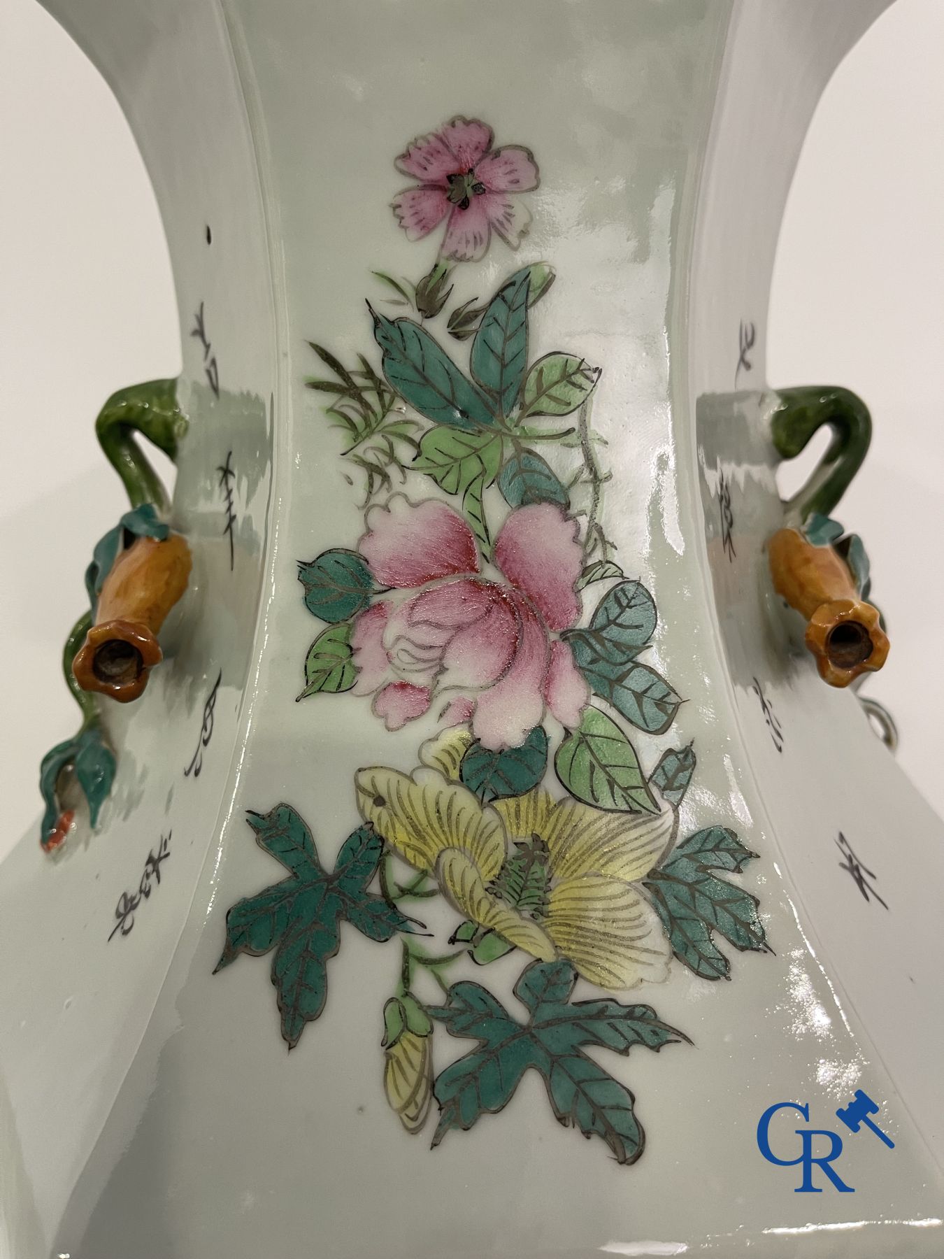 Asian Art: Chinese porcelain. A hexagonal Chinese Famille rose vase with sages and scholars. 19/20th century.