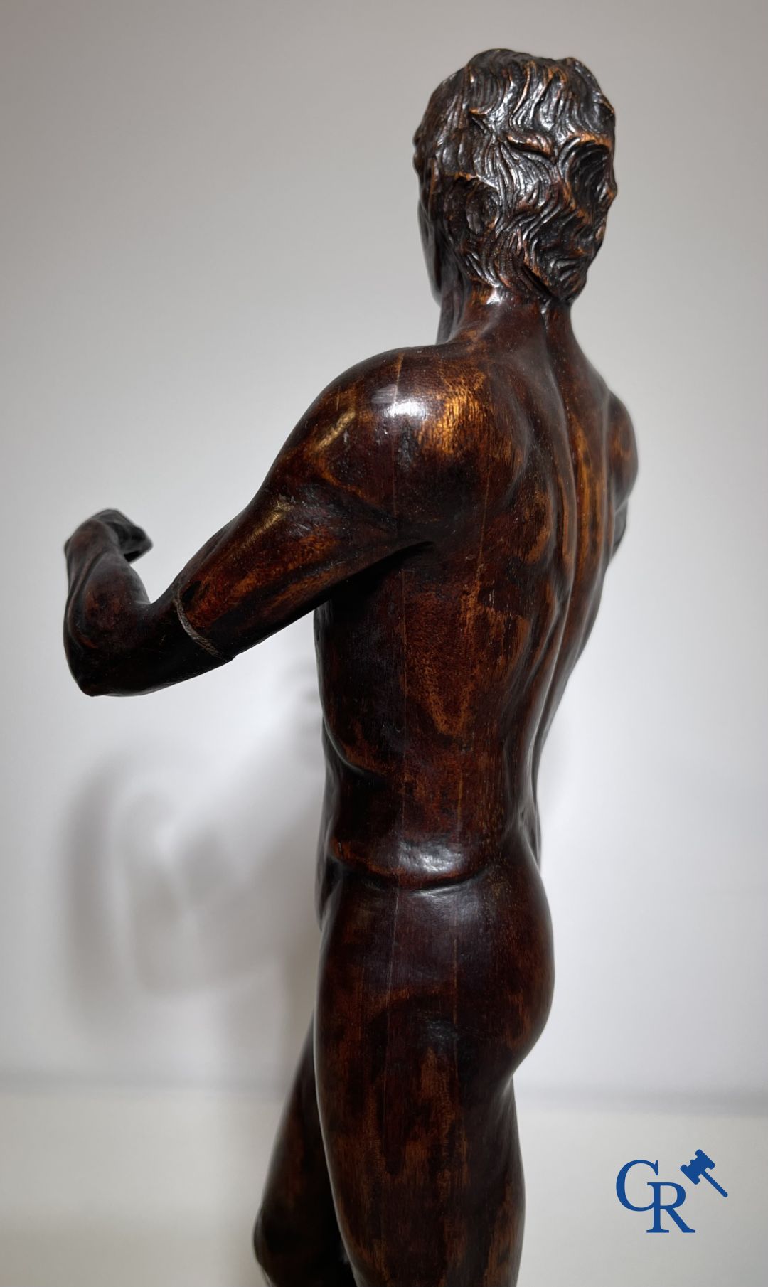 Un modèle d'un homme debout en bois sculpté. Allemagne ou Italie, XVIIIe-XIXe siècle.