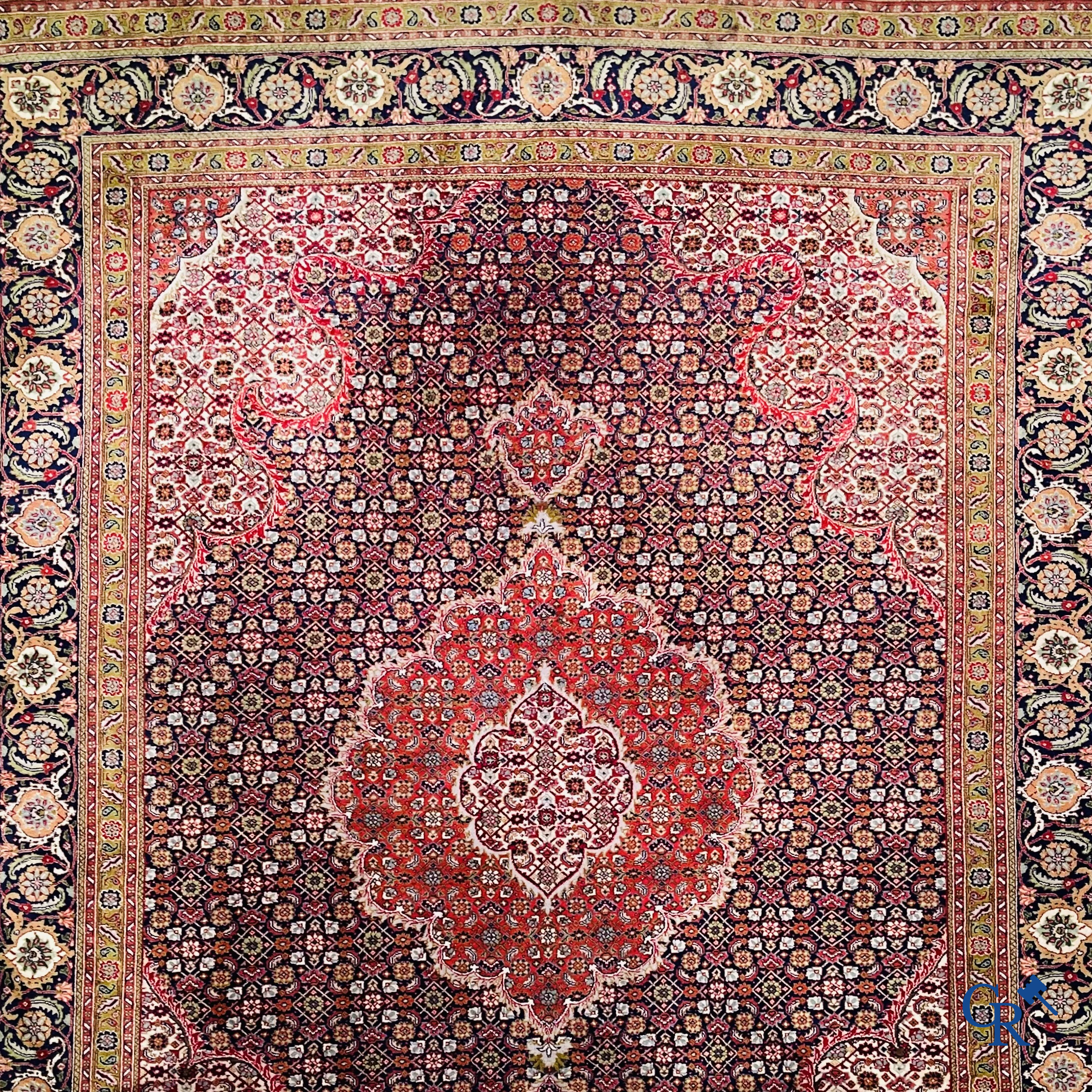 Tapis d'Orient: Tabriz, Iran. Grand tapis persan noué à la main.