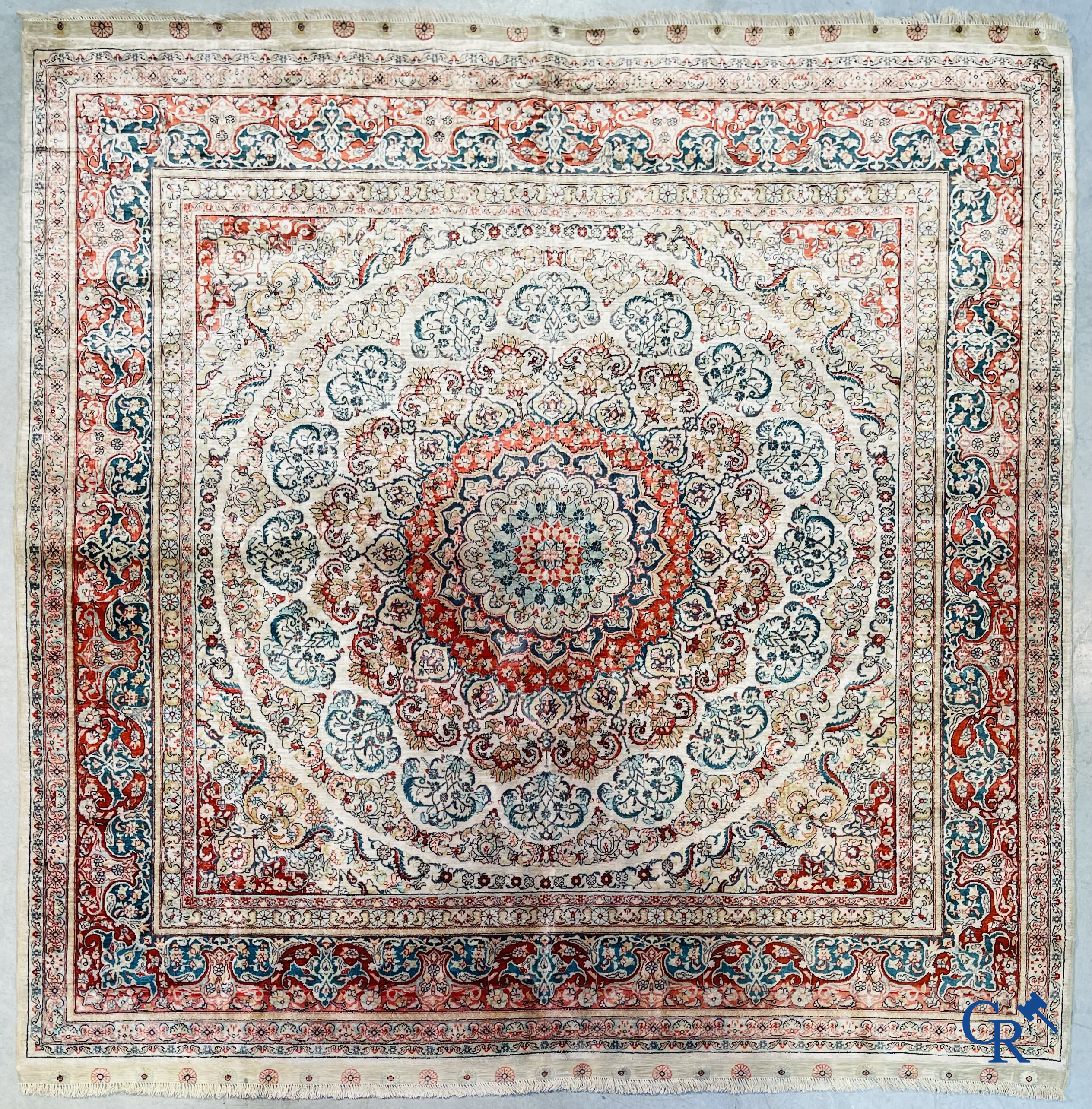 Tapis d'Orient: Hereke, un tapis d'orient en soie finement noué au décor floral.