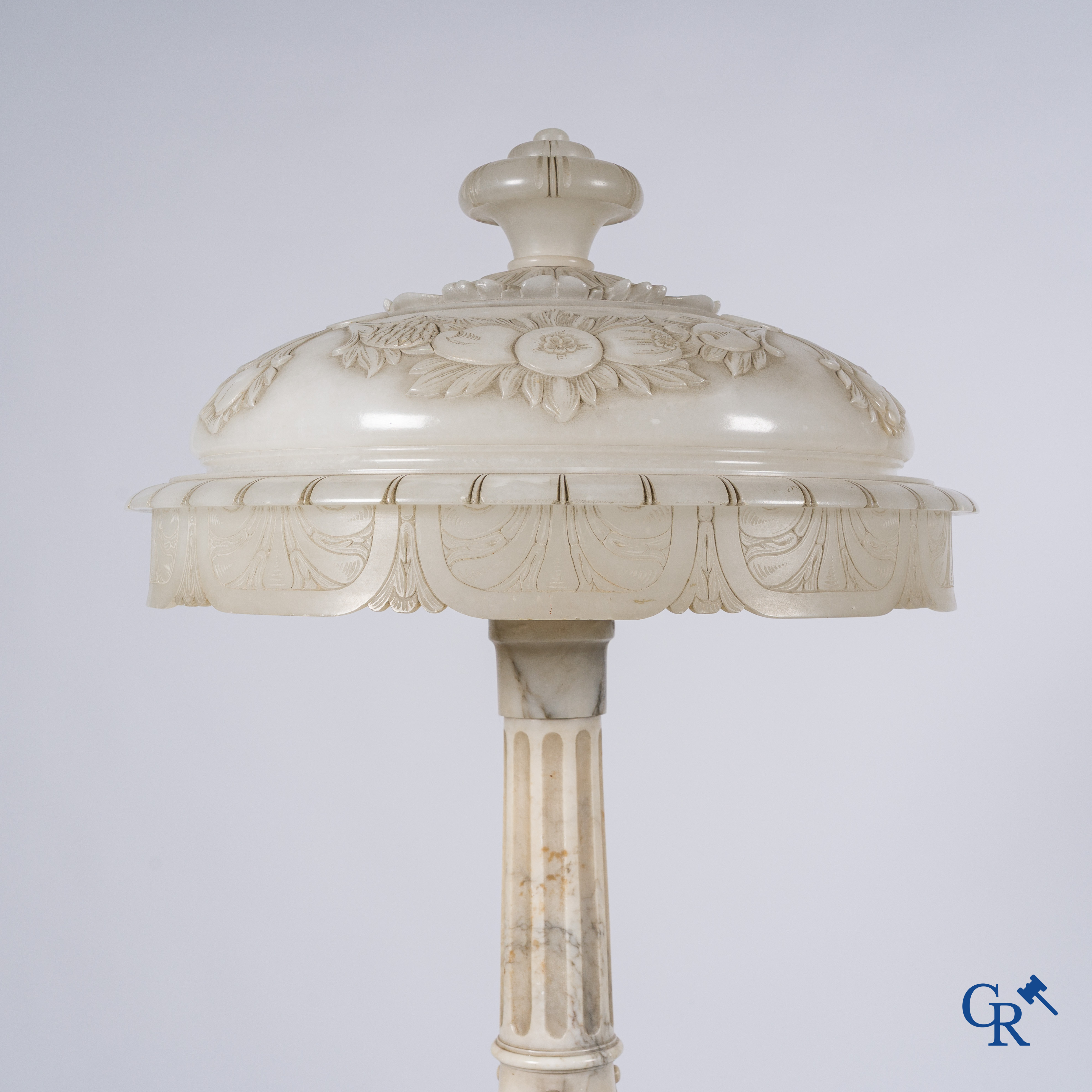 Een staande sierlamp in bewerkt albast. Belle époque periode.