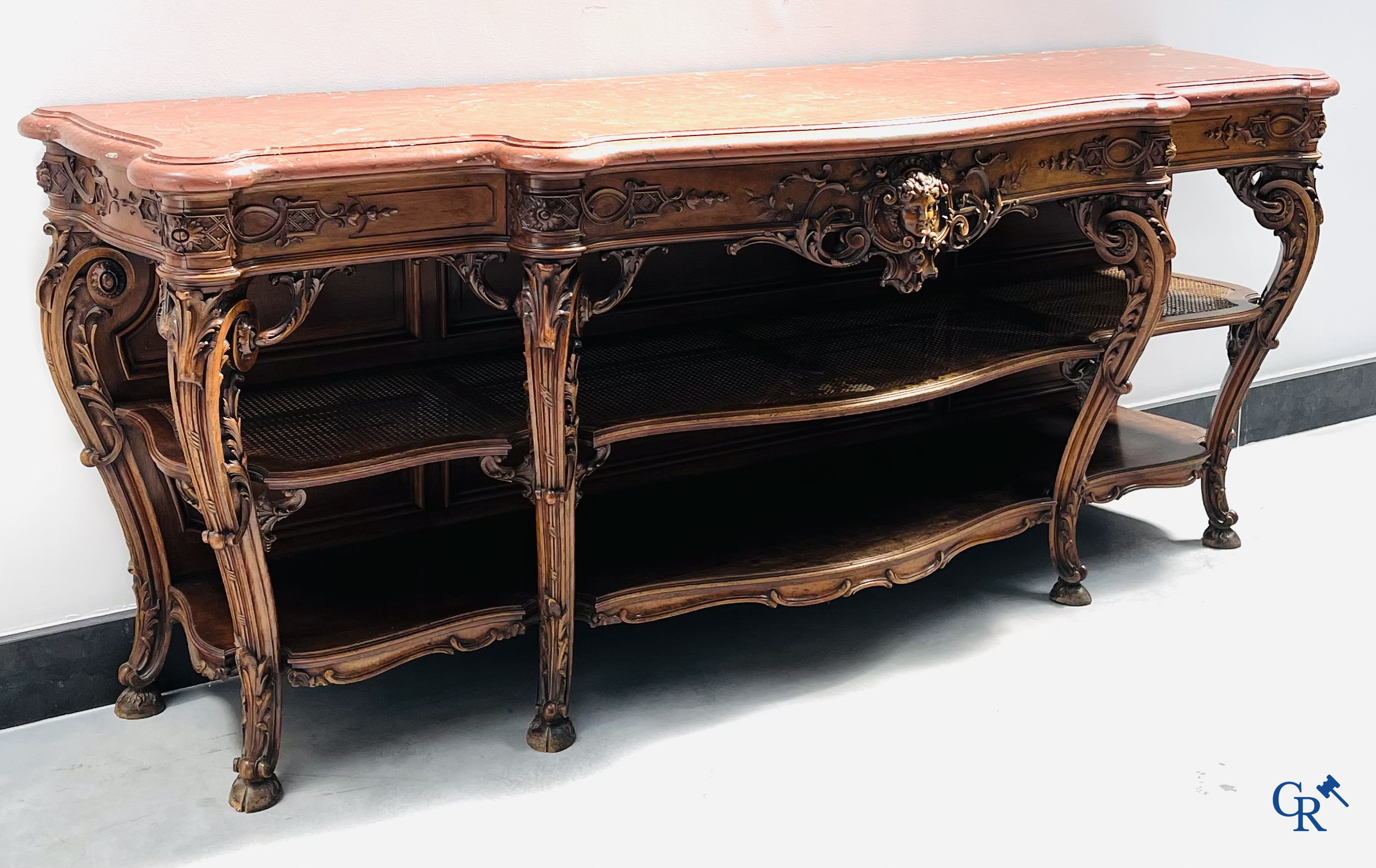 Maison Roll, 42, Rue Faubourg St. Antoine Paris. Een uitzonderlijk desserte meubel in gesculpteerd notelaar. LXVI-Stijl.