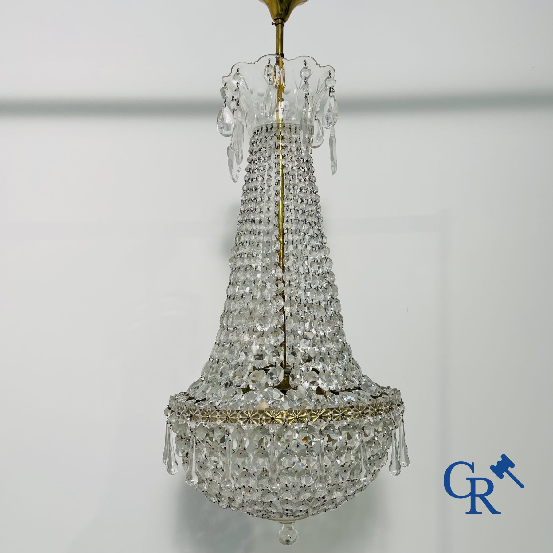 Chandelier: Beautiful Sac à pearles chandelier in crystal.