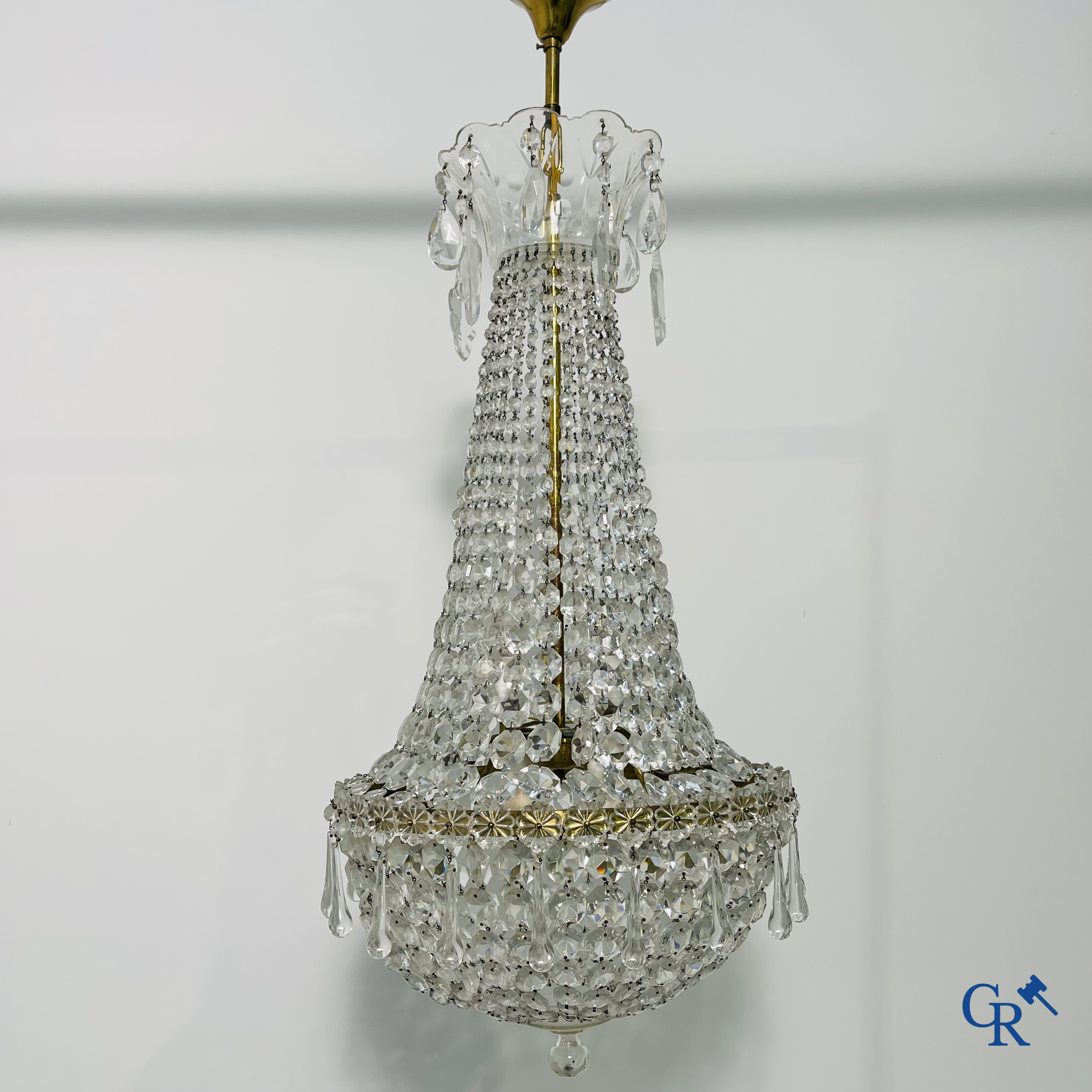 Chandelier: Beautiful Sac à pearles chandelier in crystal.