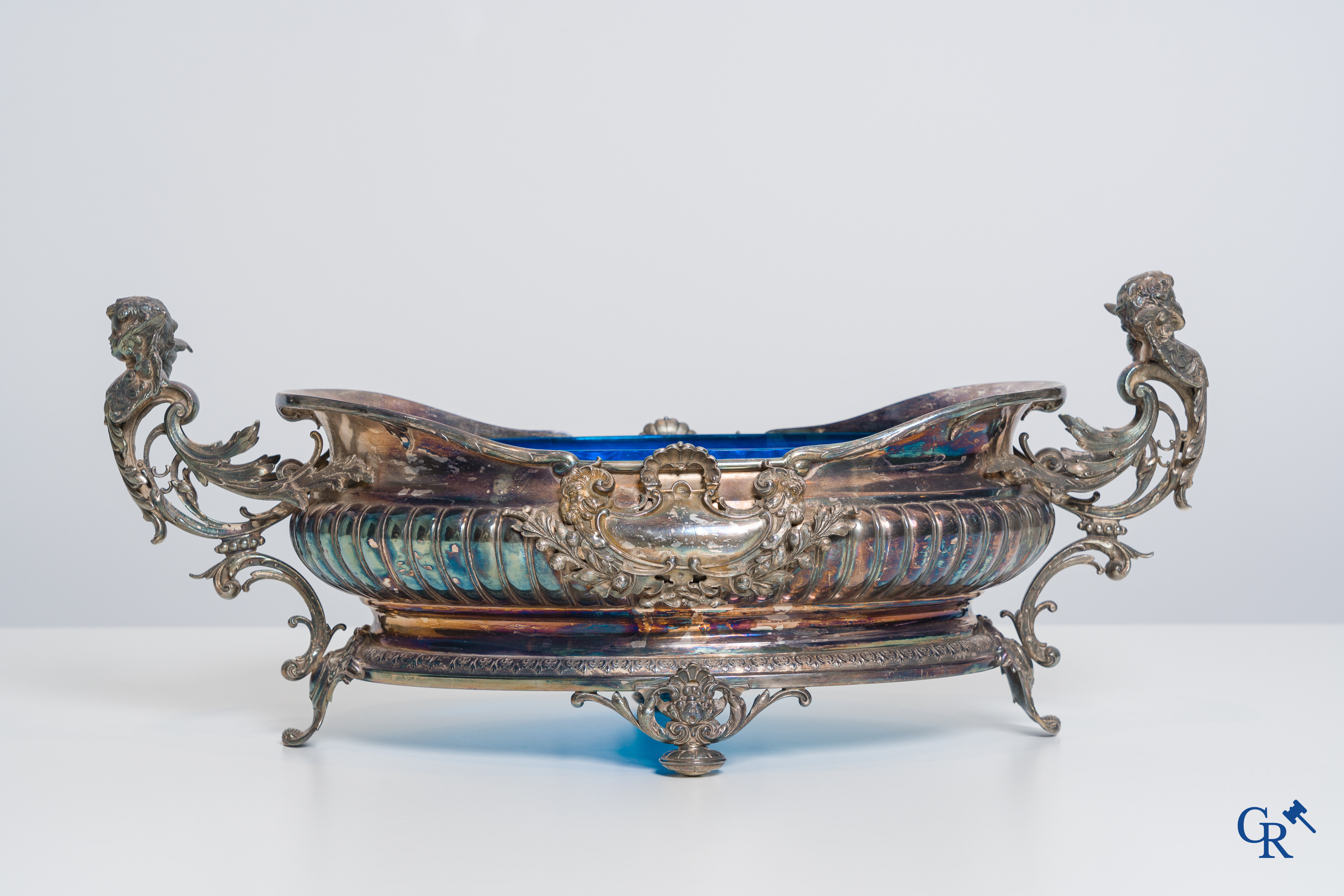 WMF, Milieu de table in silver-plated metal, richly decorated with ram heads and winged angels. LVXI style.