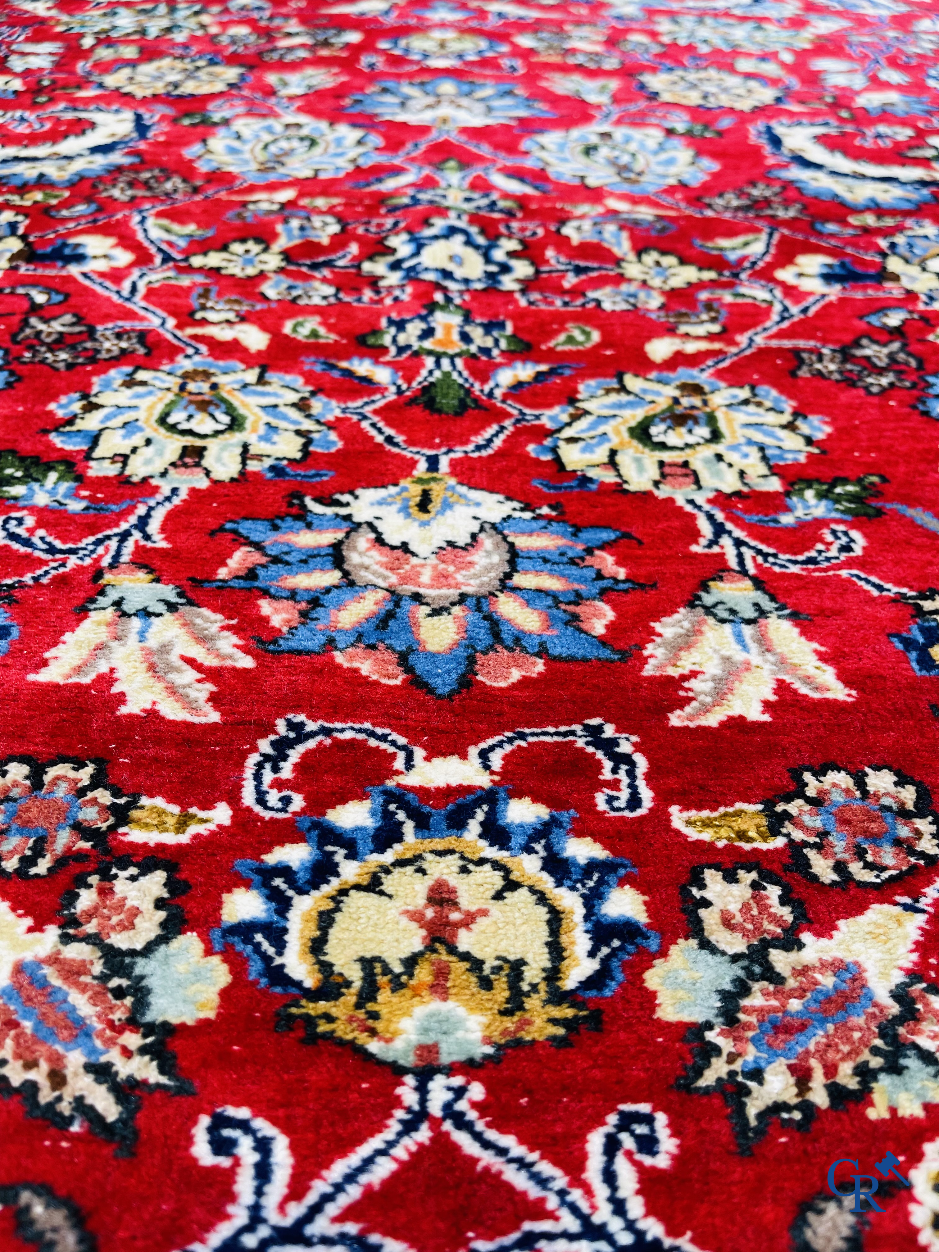 Tapis d'orient: Iran, tapis persan finement noué à la main avec un décor floral sur fond rouge et bleu.