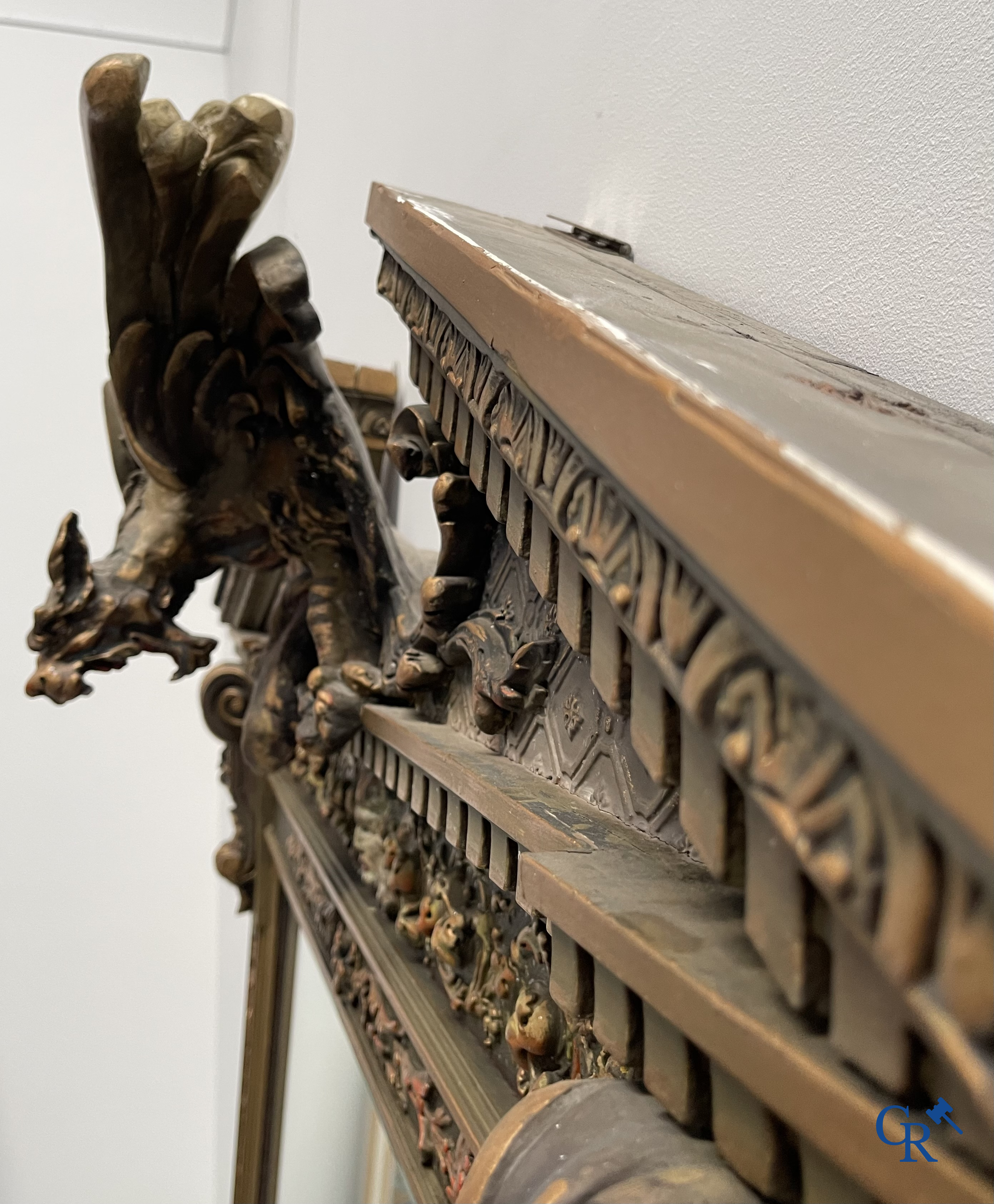 Un grand miroir de cheminée patiné avec un dragon. Vers 1900.