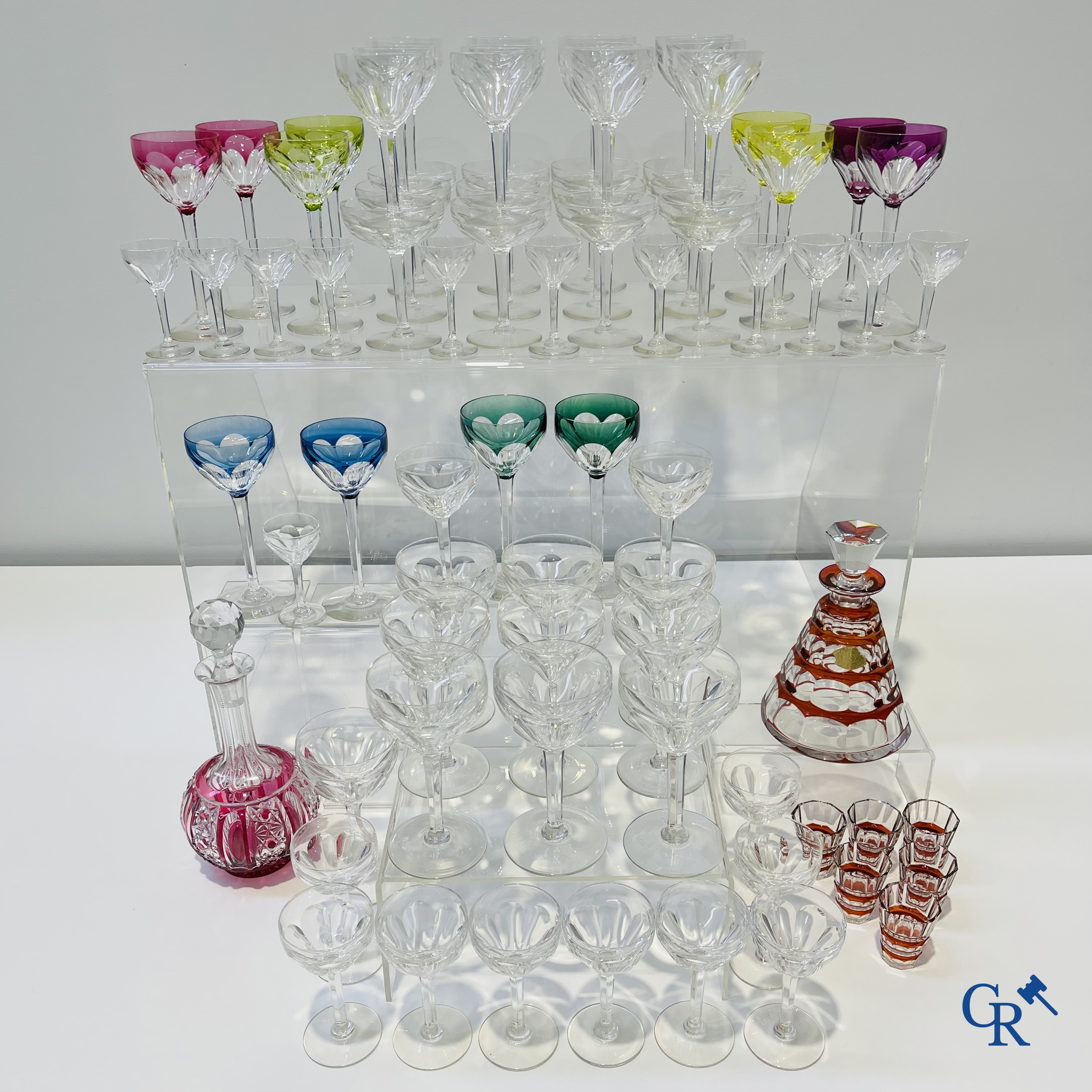 Val Saint Lambert. Grand lot de verres en cristal, 2 carafes et 6 tasses ajoutées.