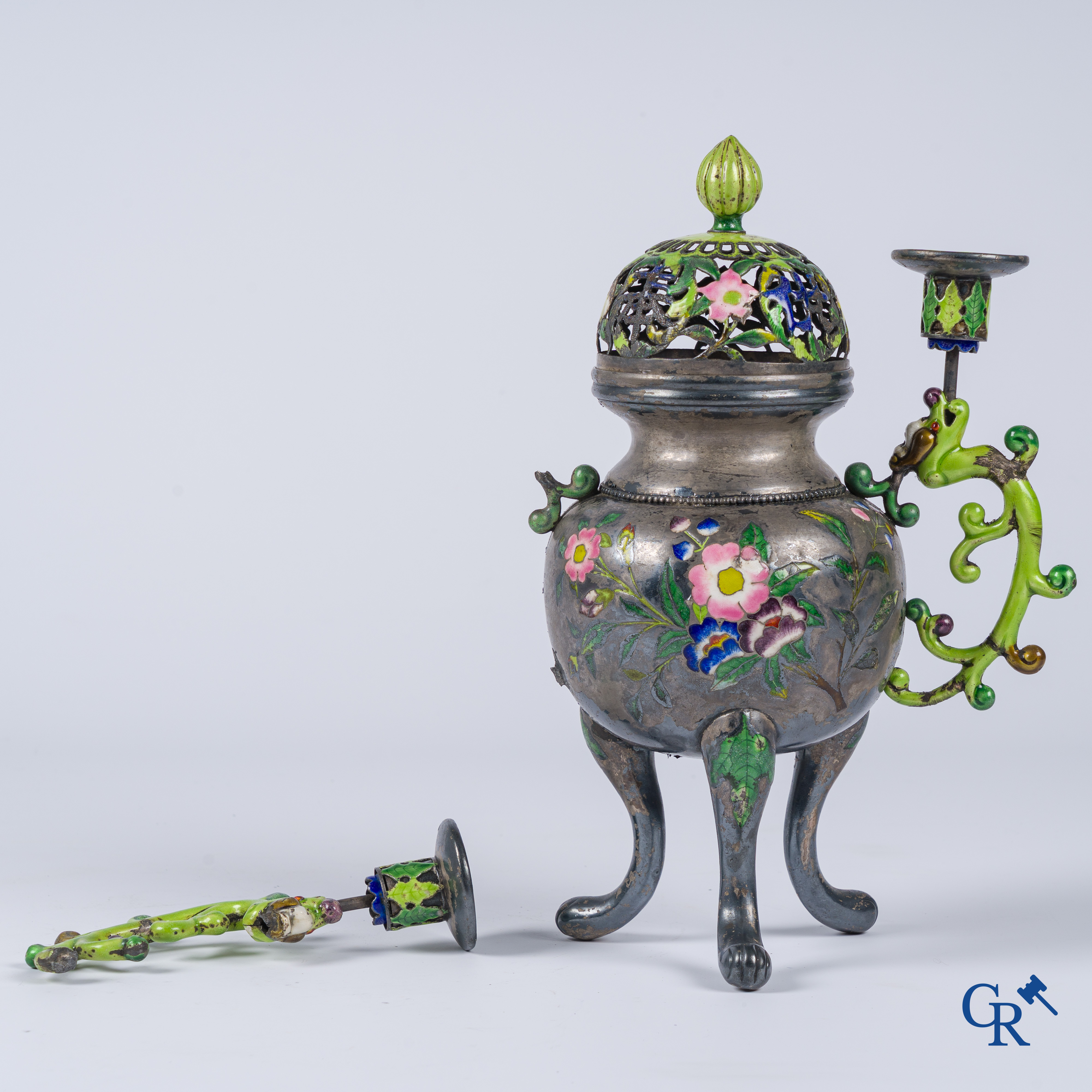 Aziatica, een Chinese zilver geëmailleerde wierookbrander met kaarsenhouders. Gemerkt. 18e-19e eeuw.