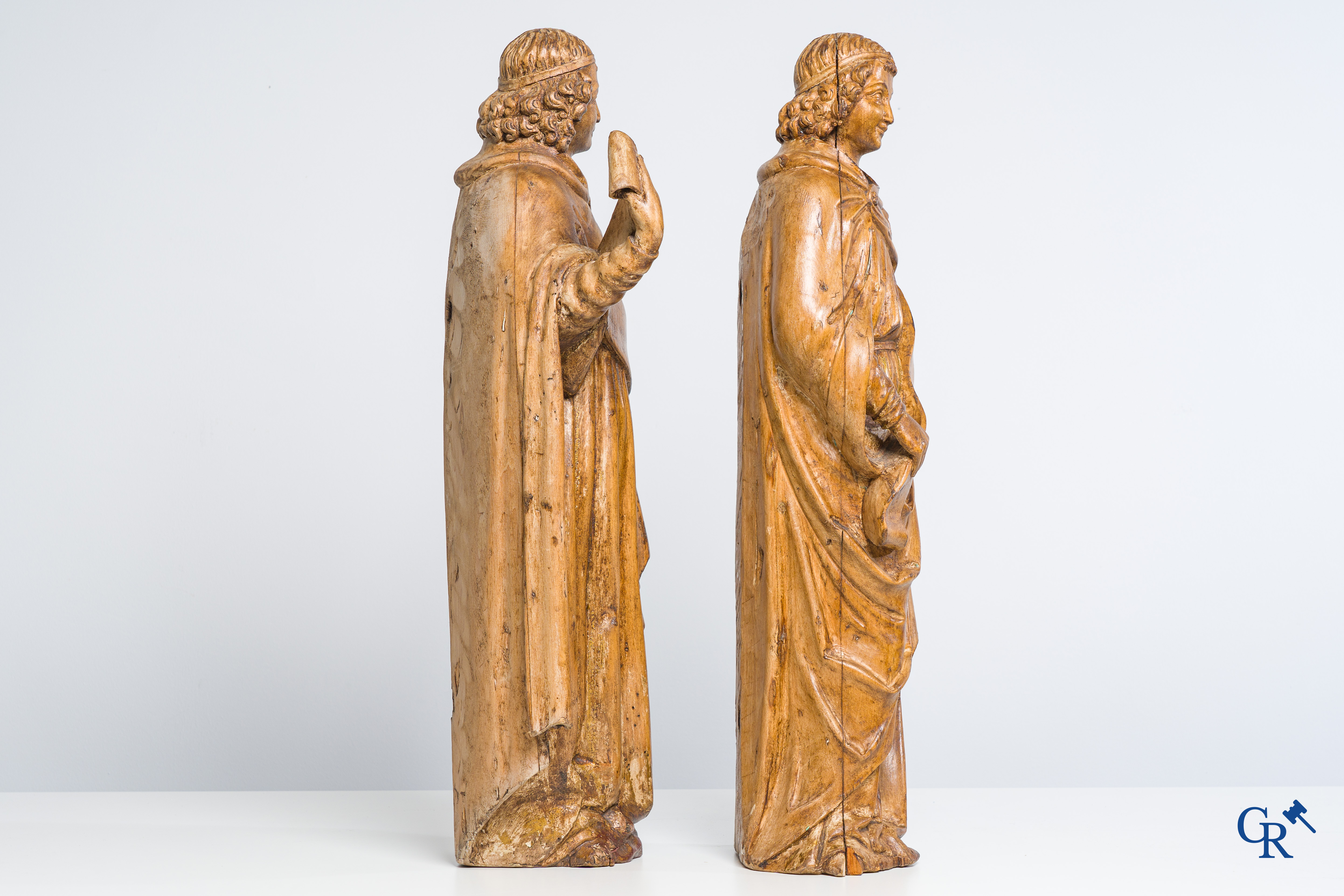 Objets religieux. Une paire d'anges en bois sculpté. Fin 18ème, début 19ème siècle.