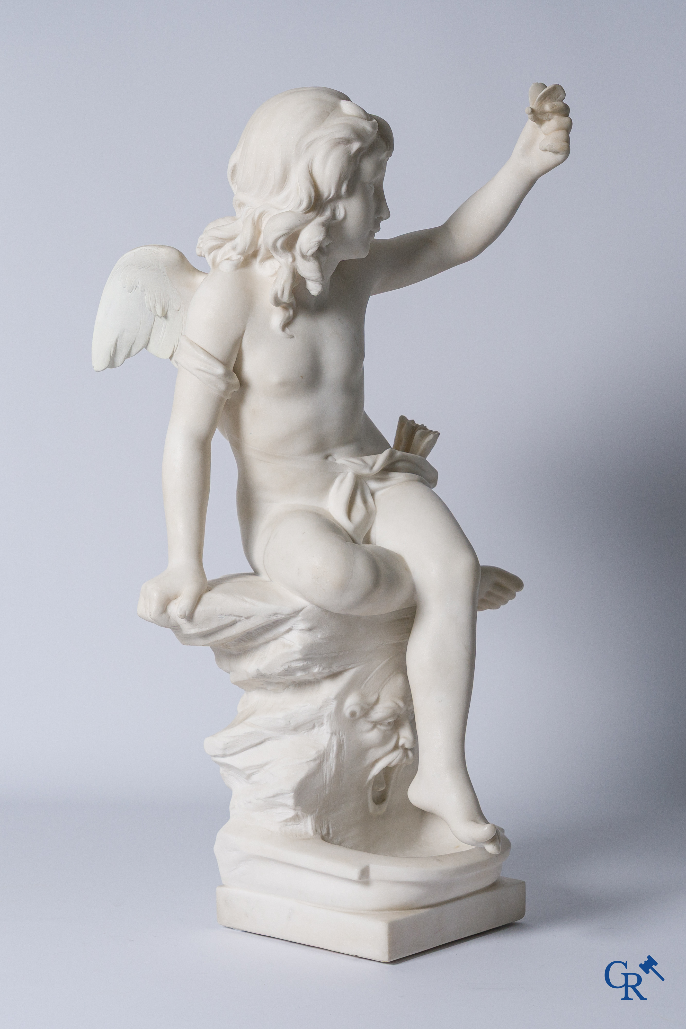 G. Tosi, Important groupe en marbre sculpté, cupidon assis à la fontaine murale. Vers 1900.