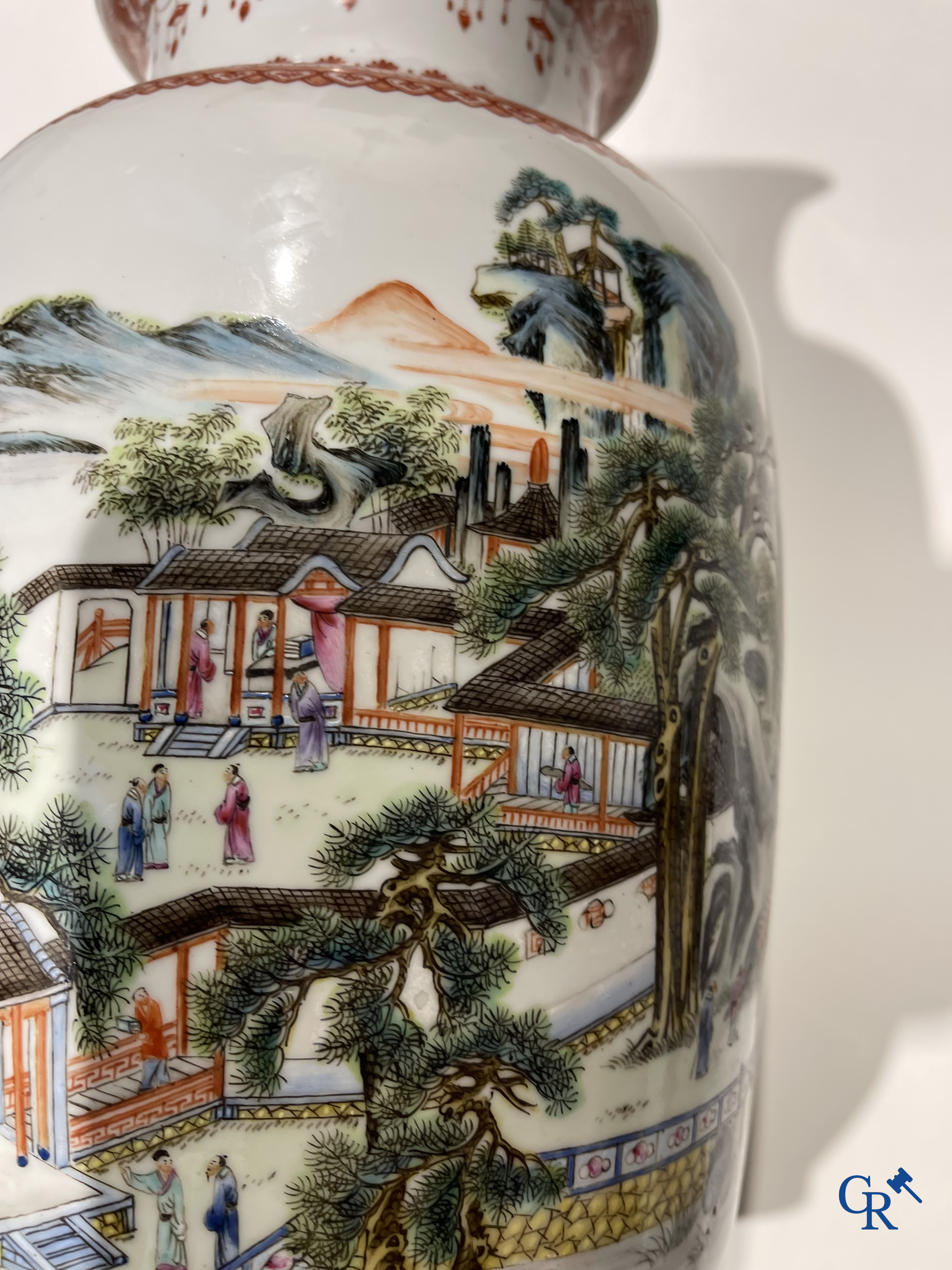 Art Asiatique, porcelaine chinoise. Une paire de vases chinois avec un décor de chevaux et de personnages.