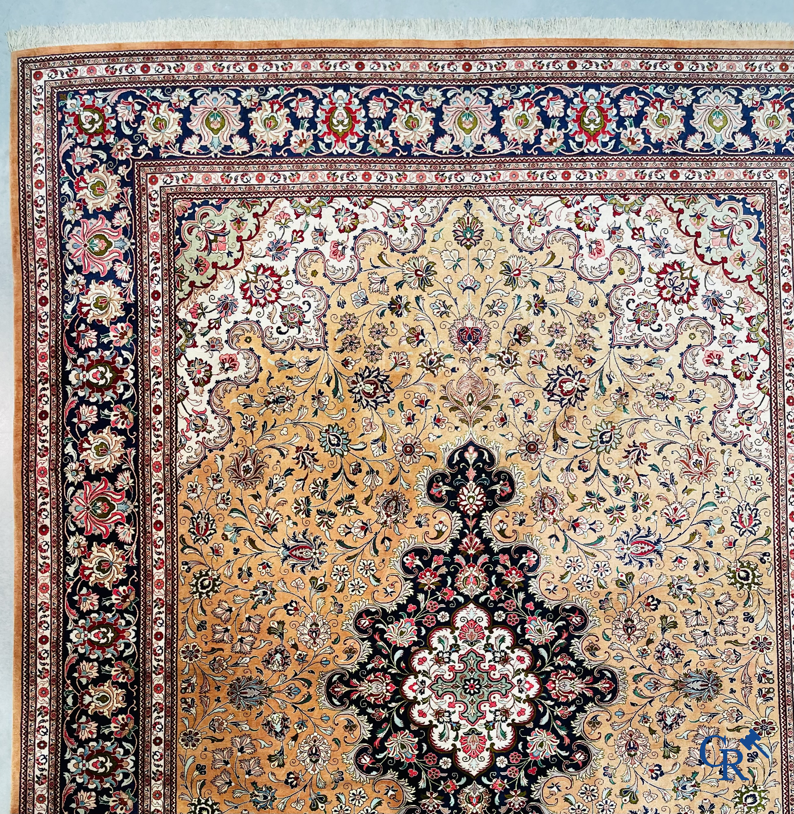 Tapis d'Orient: Ghoum, Iran. Exceptionnel tapis noué à la main en soie.