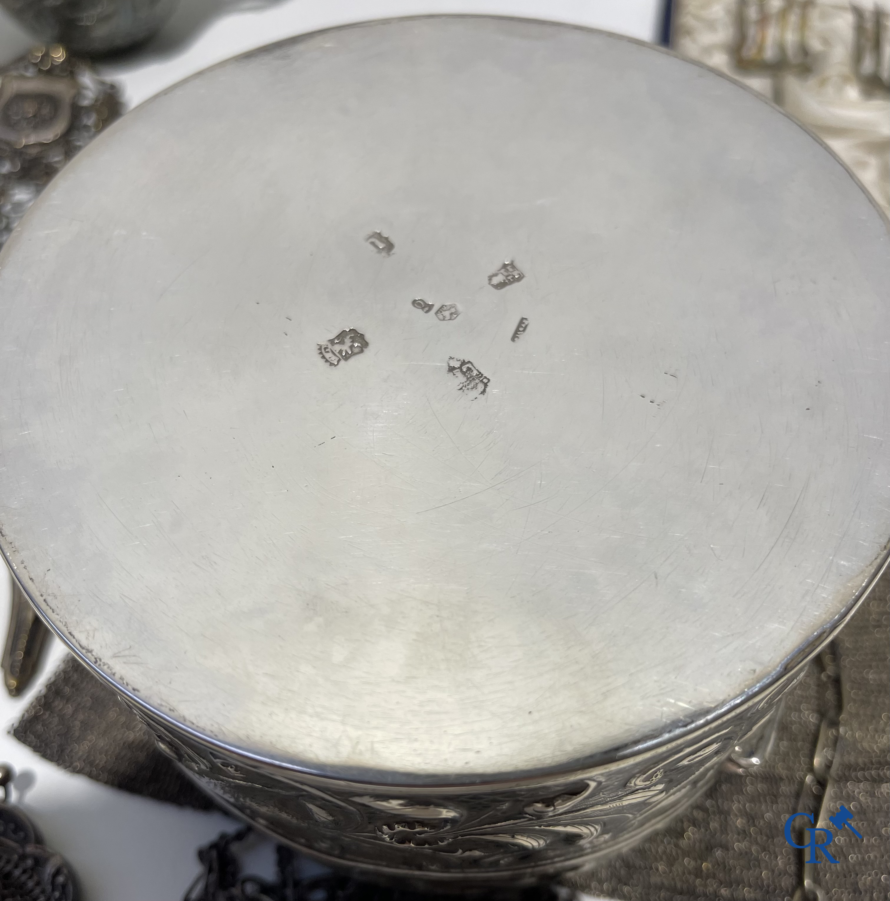 Lot d'objets de vitrine en argent et métal argenté, on y joint 2 santons napolitains. (fin XVIIIe siècle)