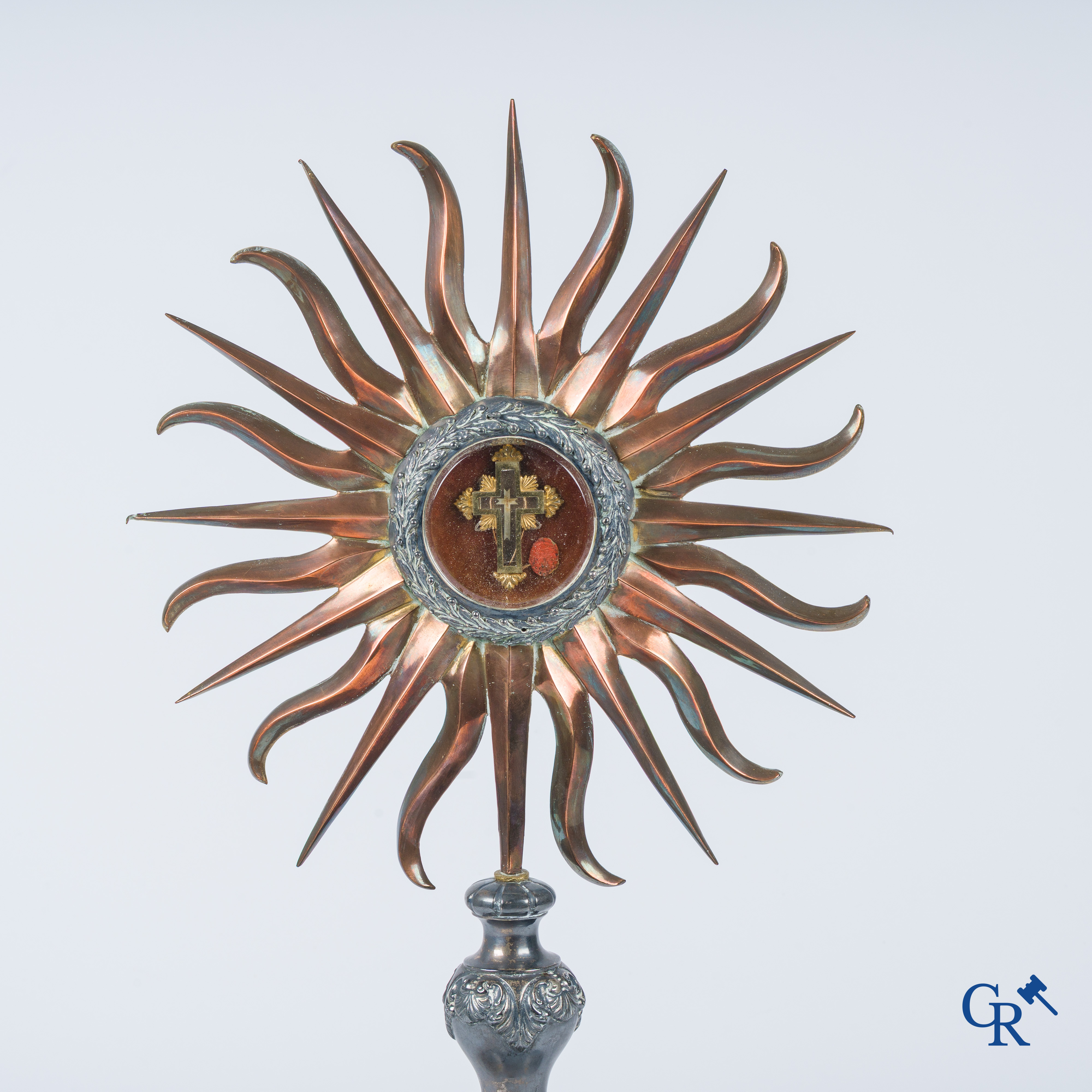 Objets religieux, un reliquaire en argent et laiton. Plusieurs poinçons, argent 2ème titre.