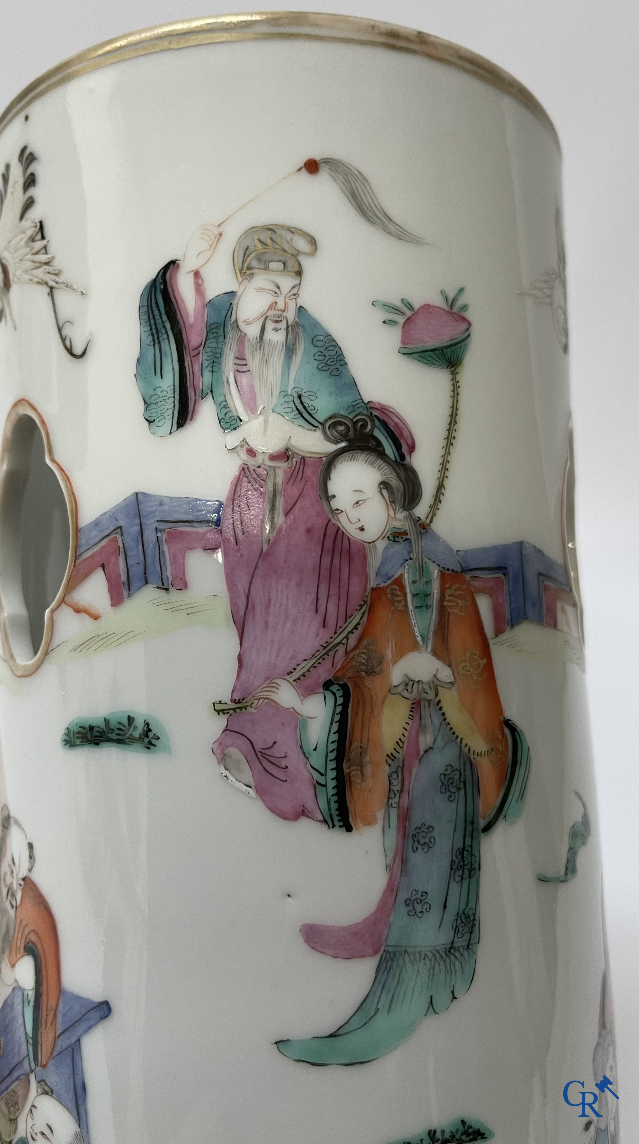 Aziatica, Chinees porselein. Een Chinese famille rose hoeden staander. Gemerkt. 19de eeuw.