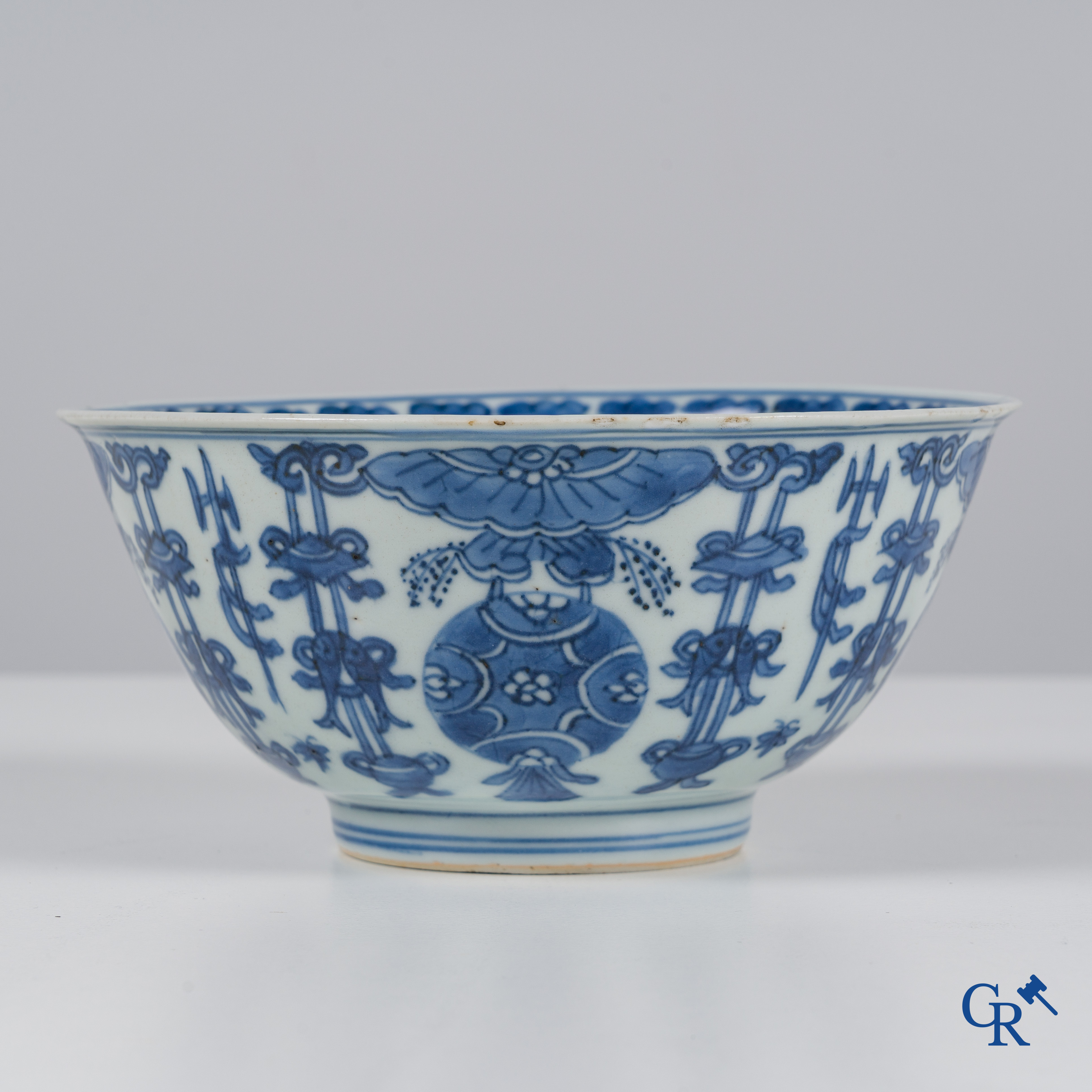 Asian Art: Chinese porcelain, 5 pieces of blue and white porcelain. 18th century.